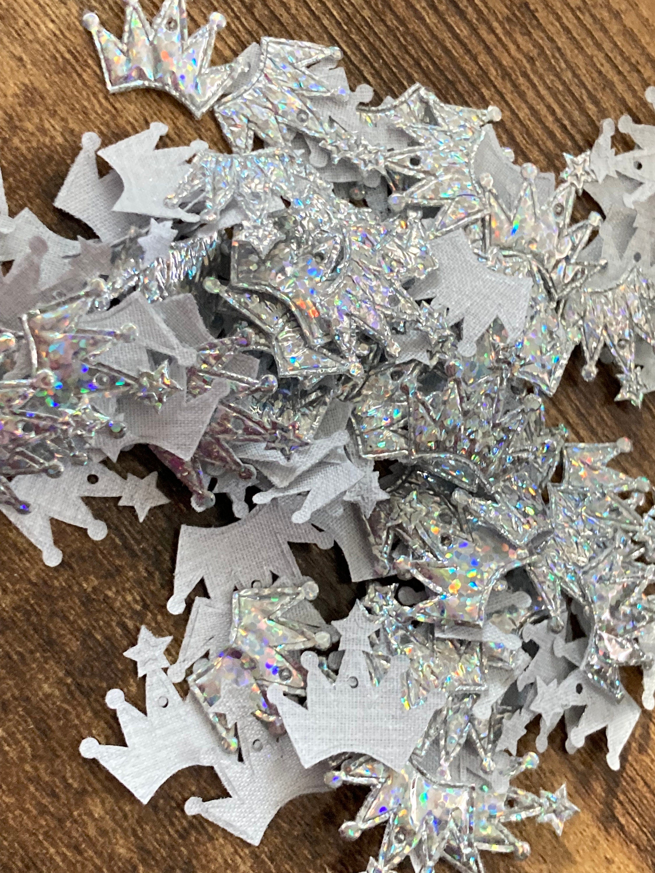 Pack 100 small paper christmas cracker craft decorations choice of crowns or holly