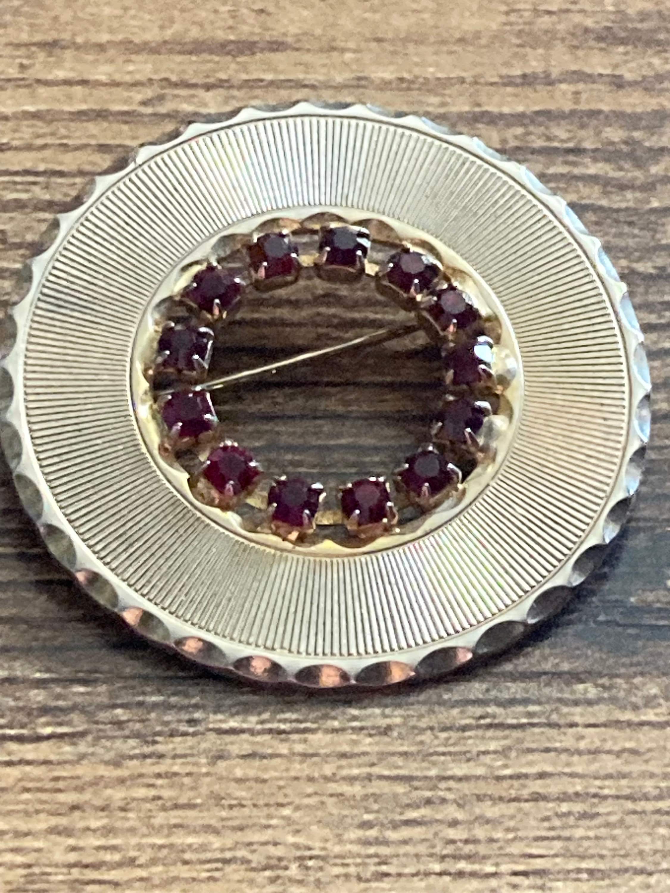 Vintage gold tone faux bohemian ruby garnet paste round mid century brooch