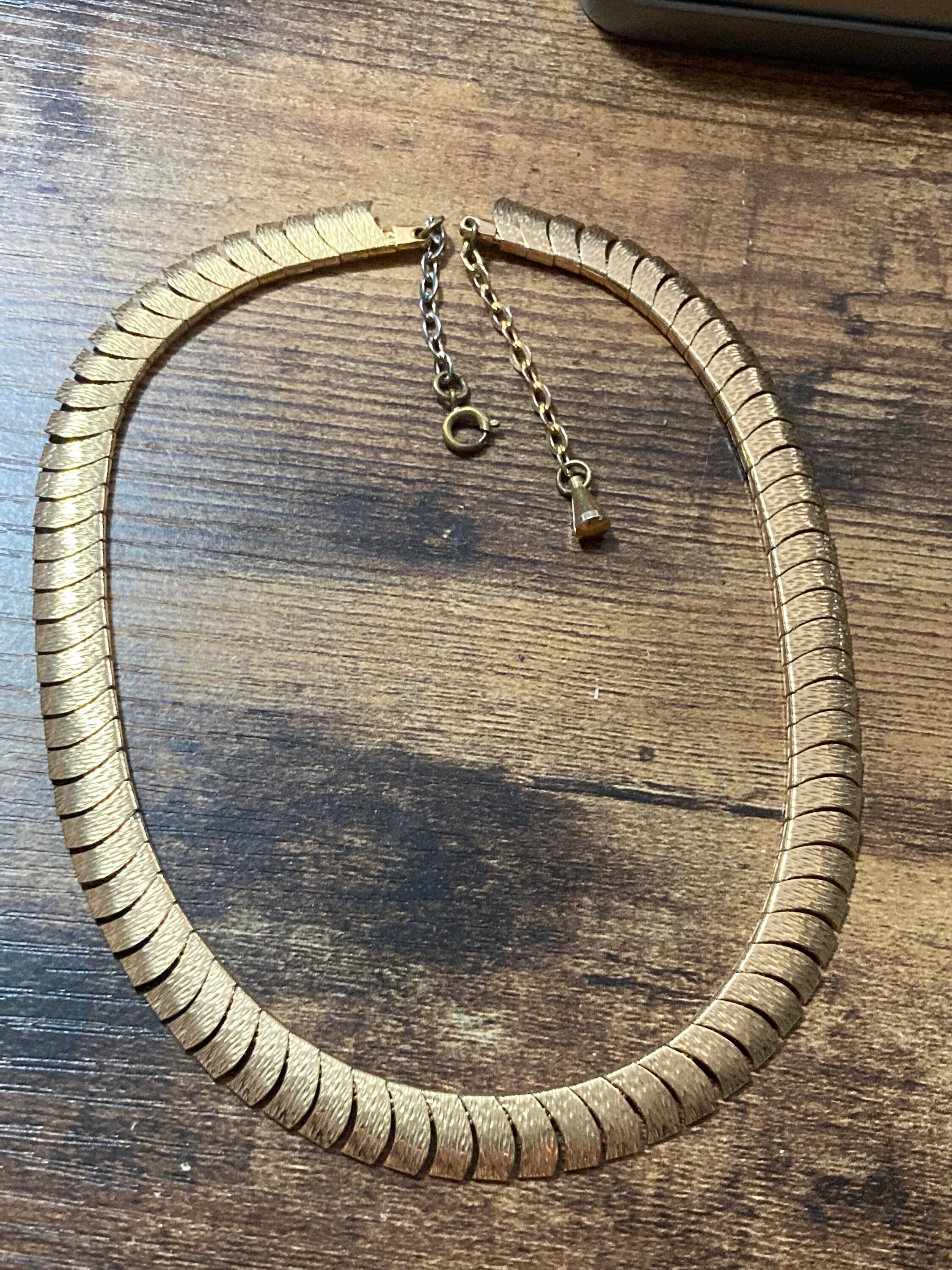 Vintage cleopatra Egyptian gold tone wide textured fringed choker necklace
