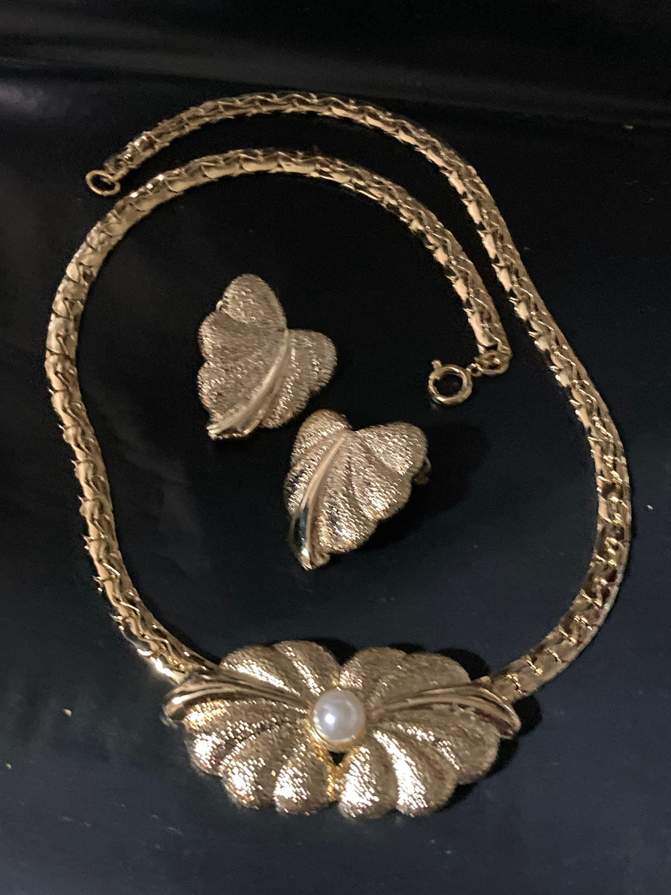 Vintage Gold Plated Leaf Necklace & Clip On Earrings: Faux Pearl Set