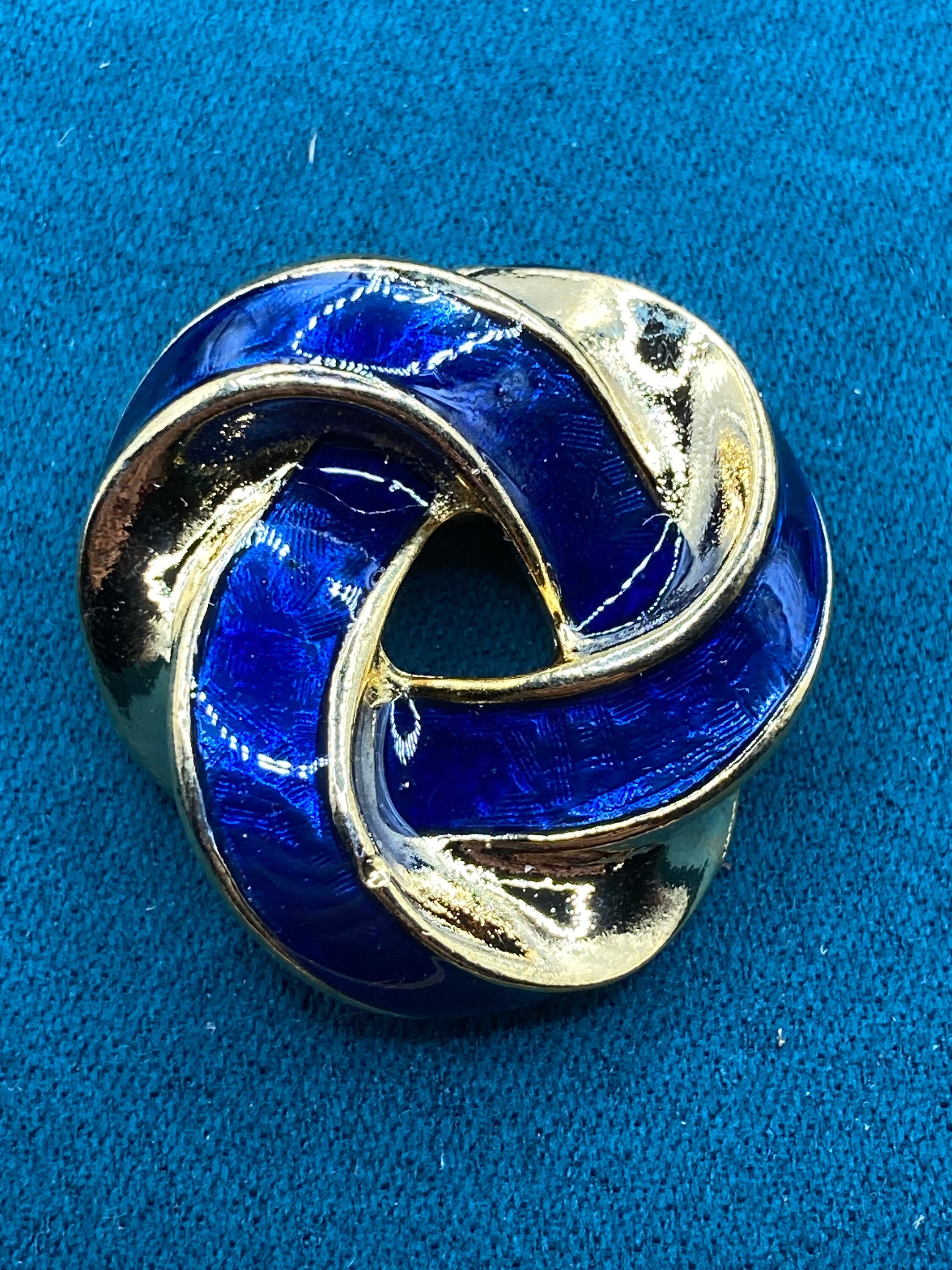 Bright BLUE enamel eternal knot round Scarf Clip ring old shop stock True vintage gold plated