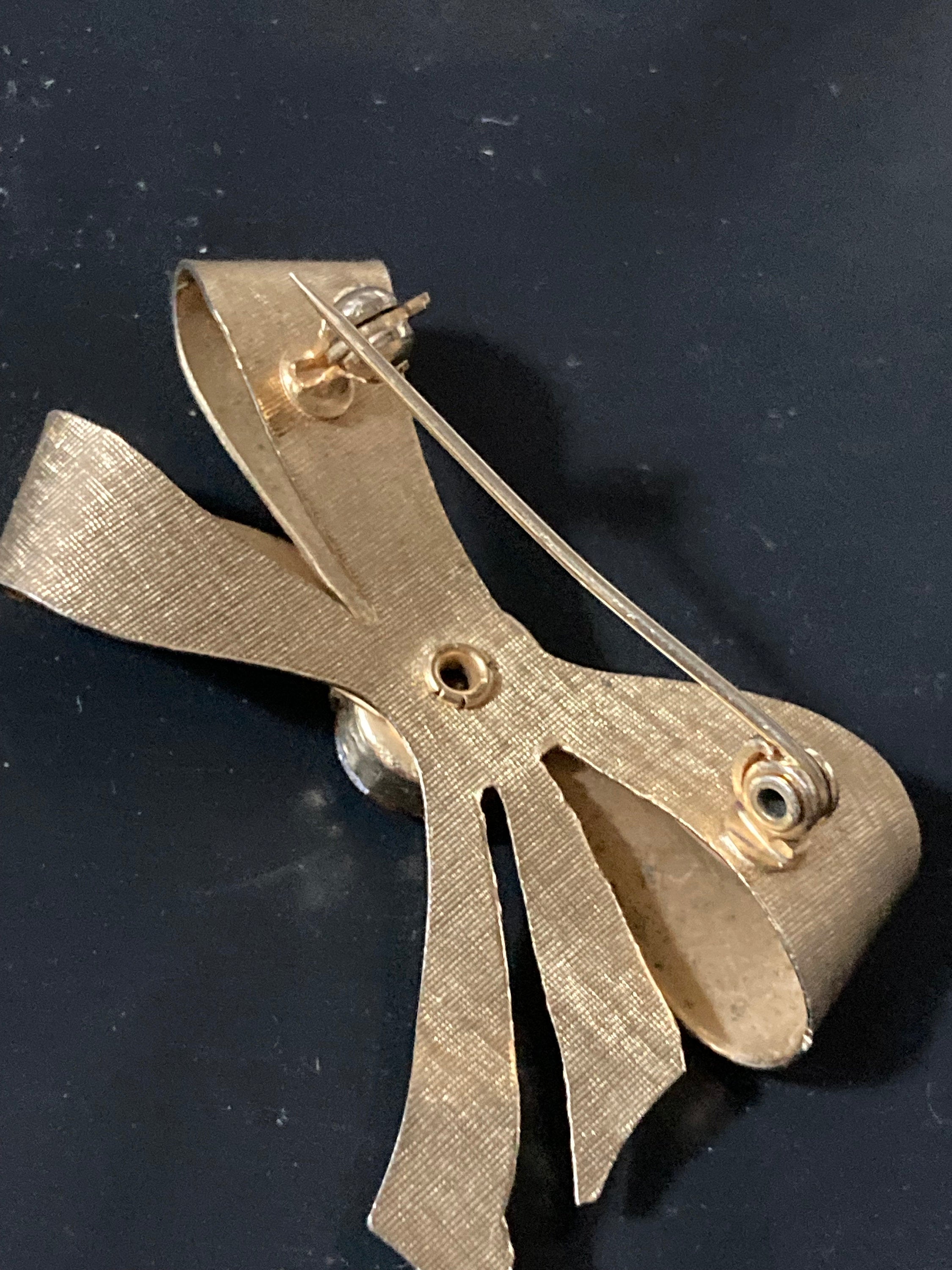 Vintage 1960s Gold Tone Bow Brooch: Faux Citrine Glass