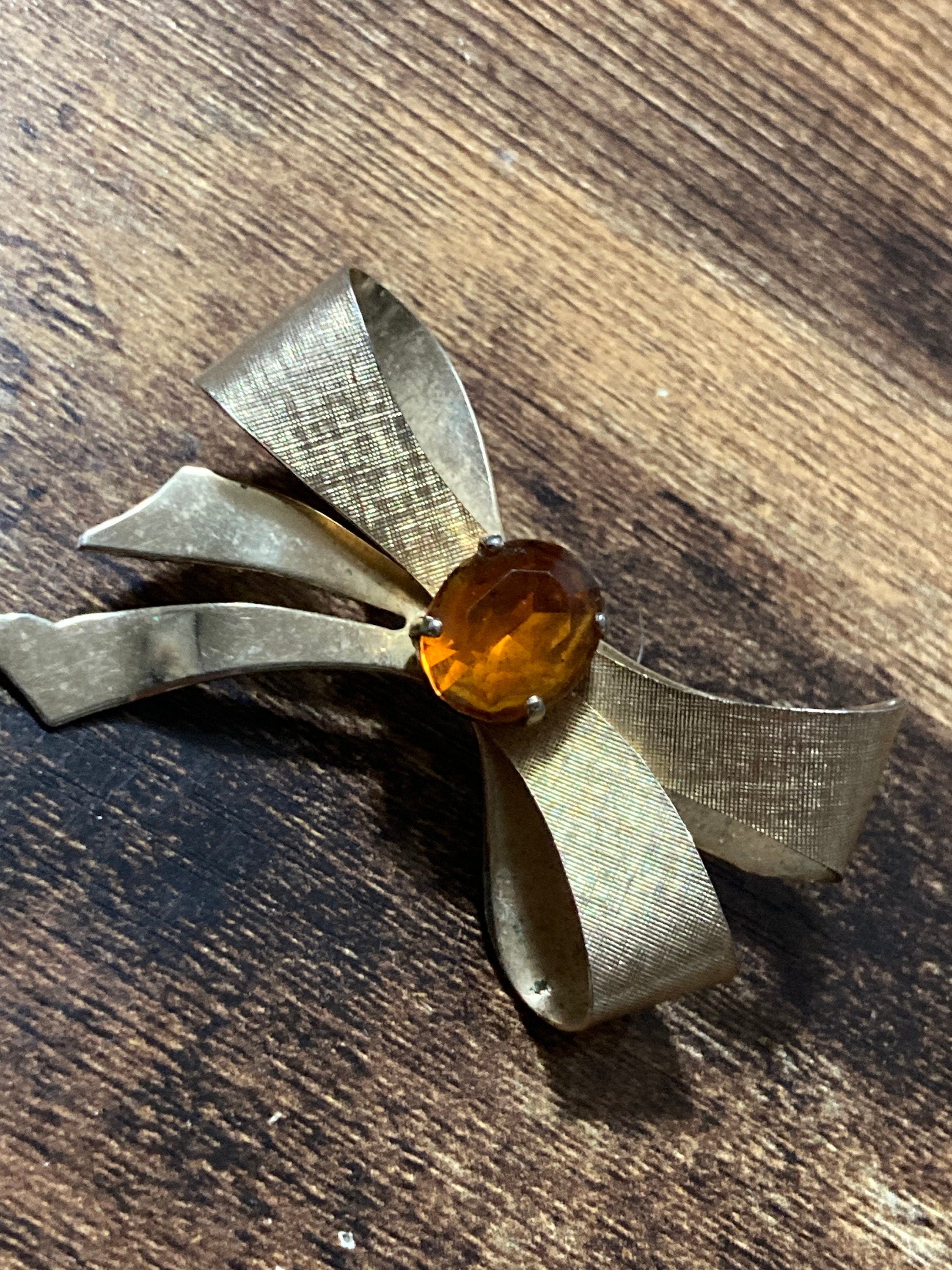 Vintage 1960s Gold Tone Bow Brooch: Faux Citrine Glass