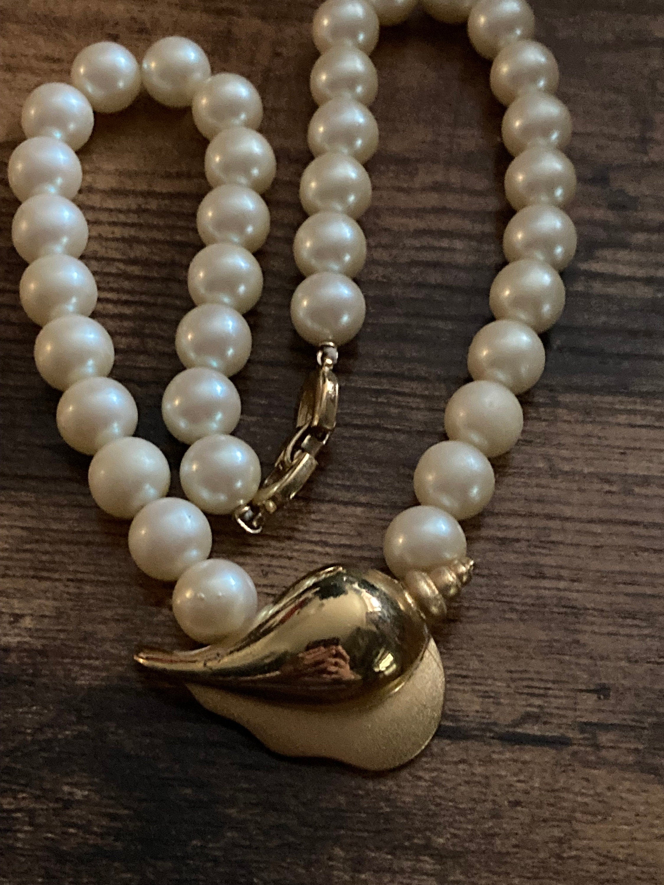 Signed Richelieu designer nautical sea shell and faux pearl Vintage Gold Tone choker necklace