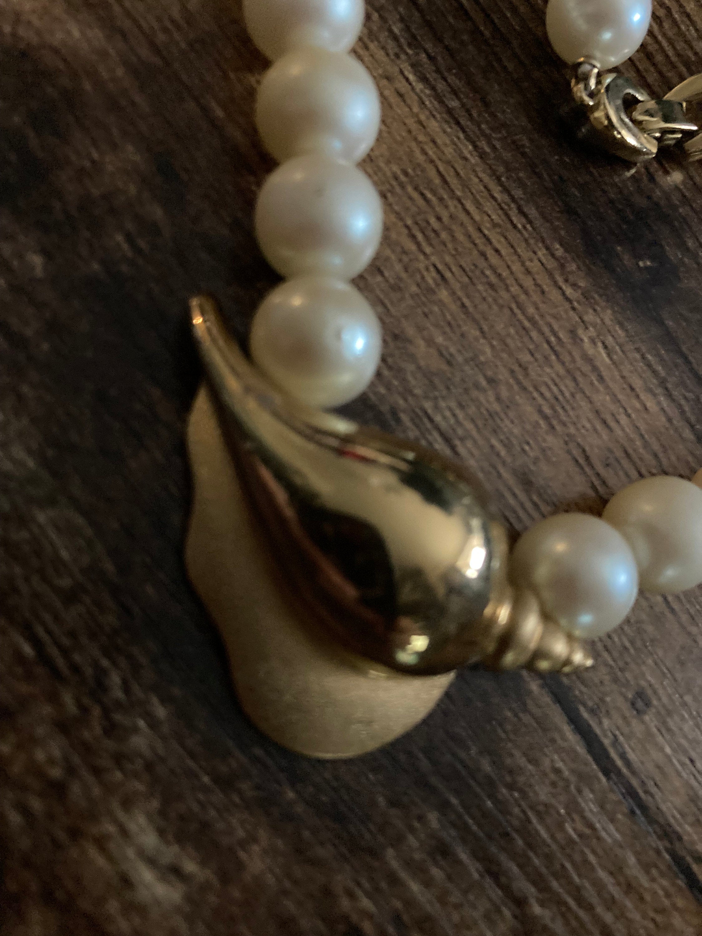 Signed Richelieu designer nautical sea shell and faux pearl Vintage Gold Tone choker necklace
