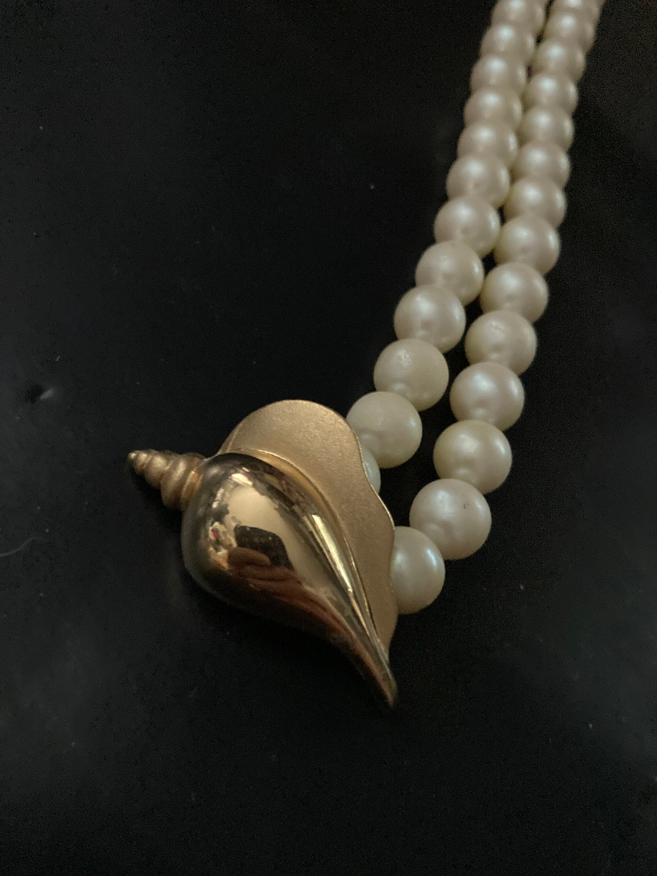 Signed Richelieu designer nautical sea shell and faux pearl Vintage Gold Tone choker necklace