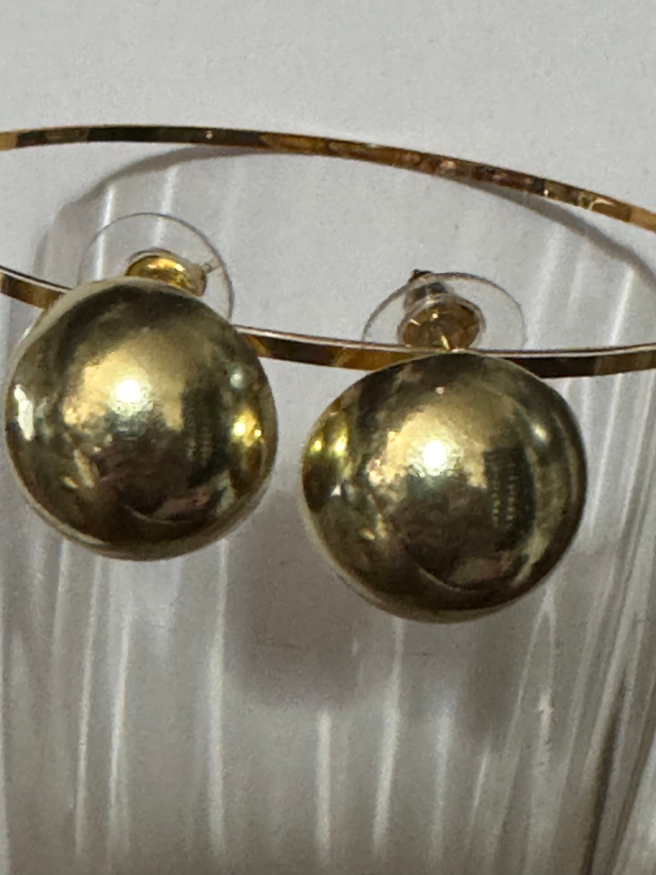 Retro 1980s style small 1.5cm Gold tone round cup domed button stud earrings pierced