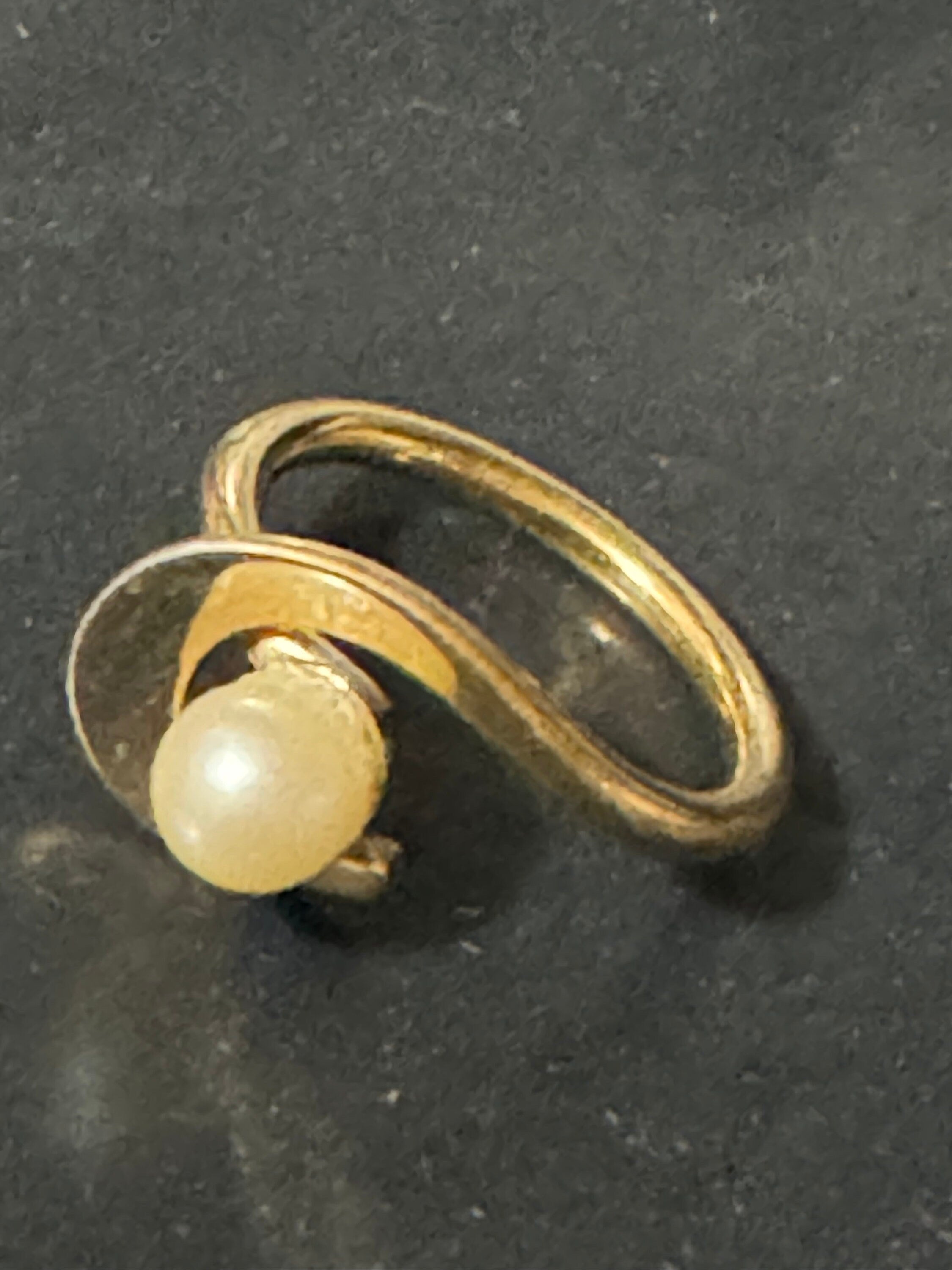 Signed Sarah Coventry gold tone faux pearl cocktail ring size L