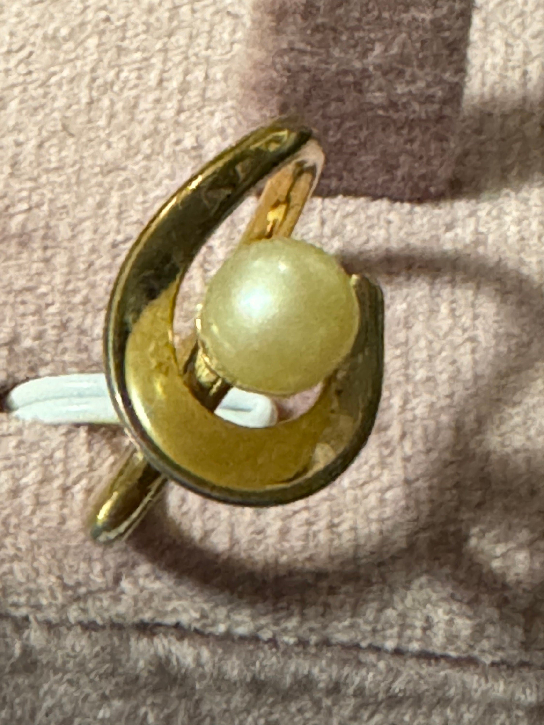 Signed Sarah Coventry gold tone faux pearl cocktail ring size L