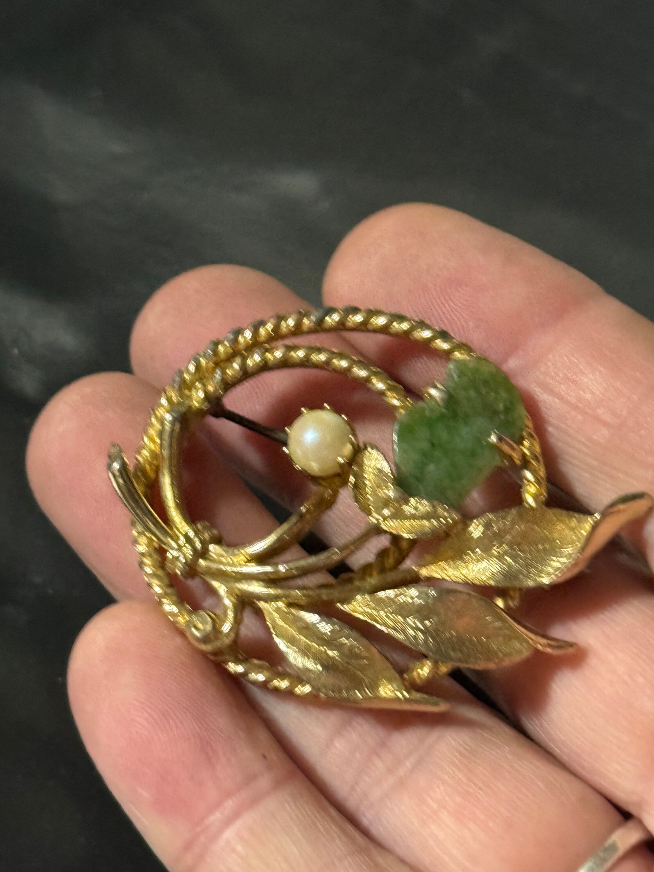 Signed Sarah Coventry 5cm vintage gold tone brushed metal textured and green gemstone pearl brooch
