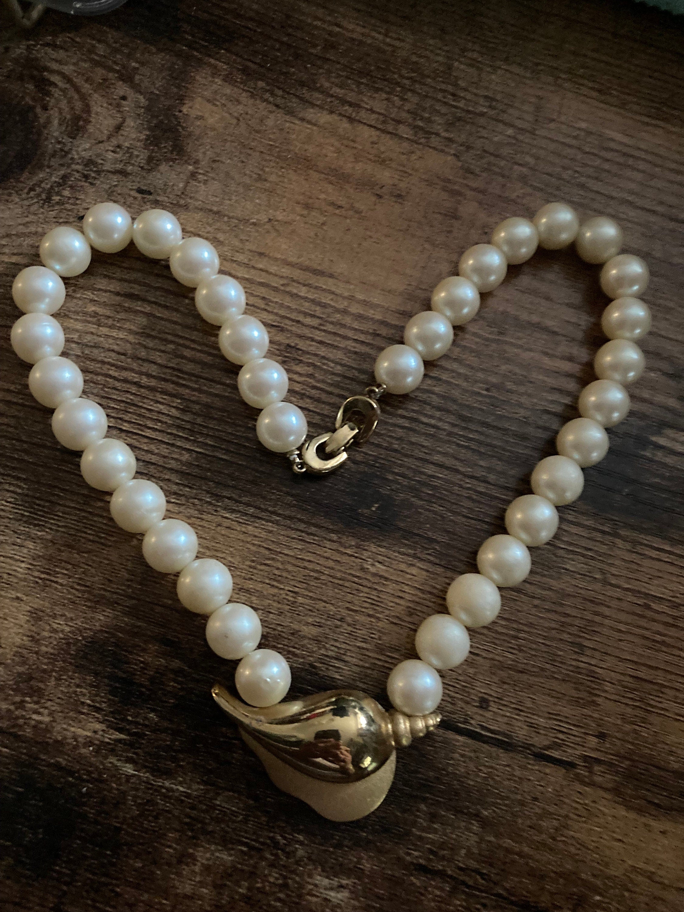 Signed Richelieu designer nautical sea shell and faux pearl Vintage Gold Tone choker necklace