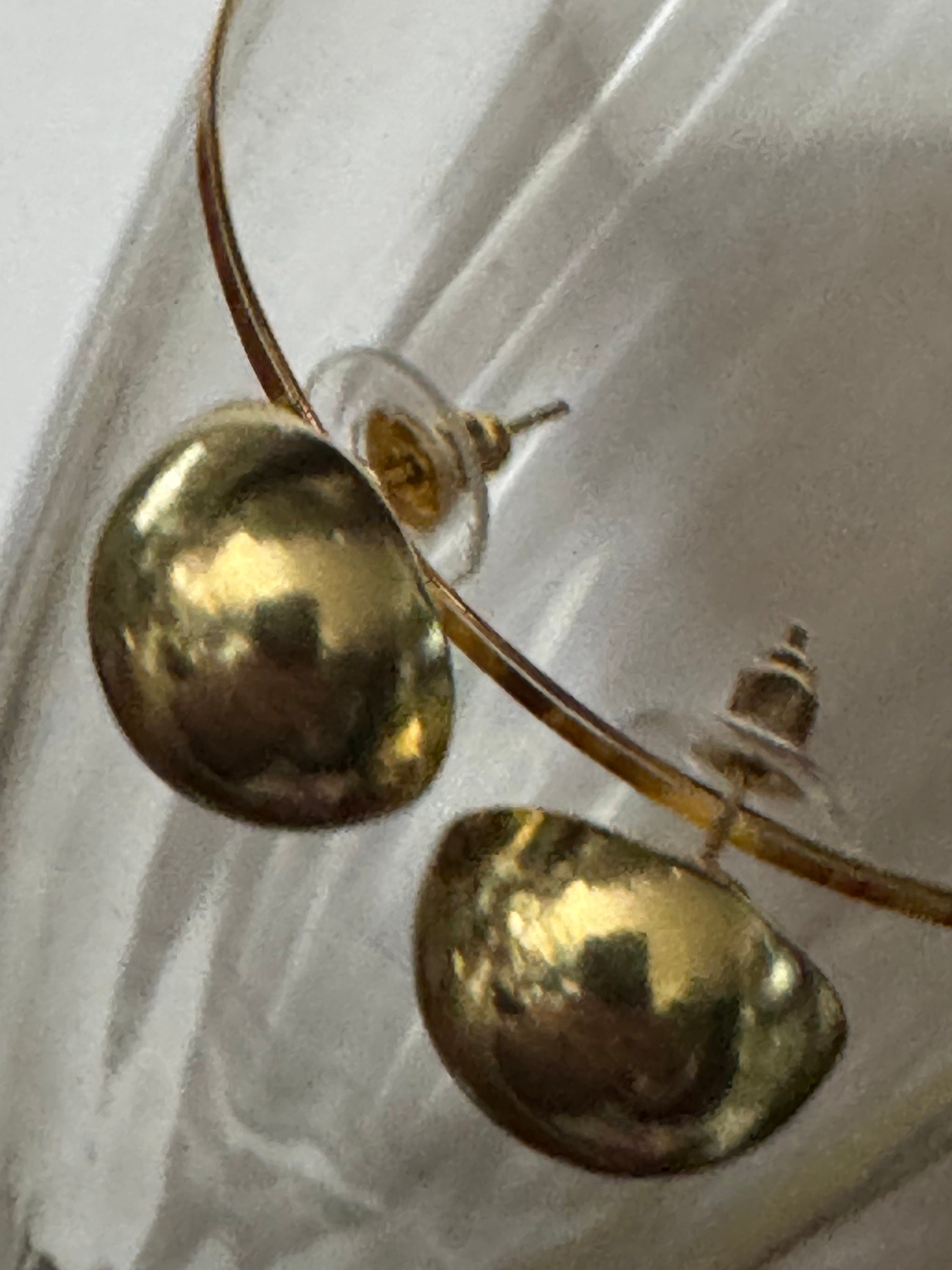 Retro 1980s style small 1.5cm Gold tone round cup domed button stud earrings pierced