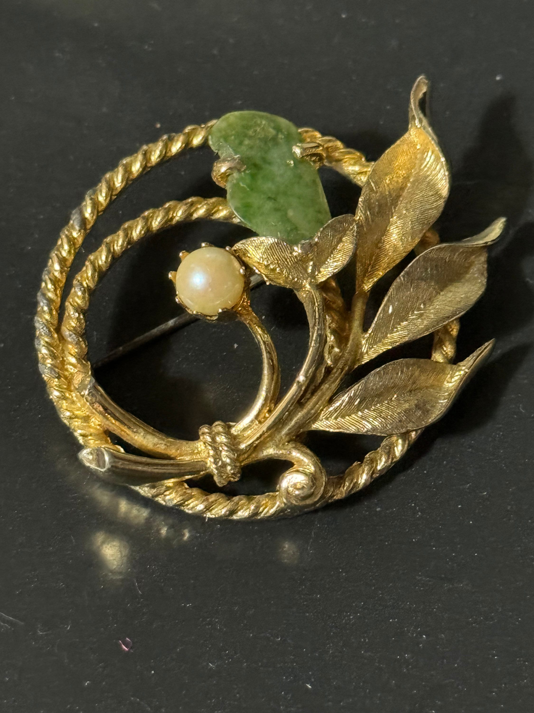 Signed Sarah Coventry 5cm vintage gold tone brushed metal textured and green gemstone pearl brooch