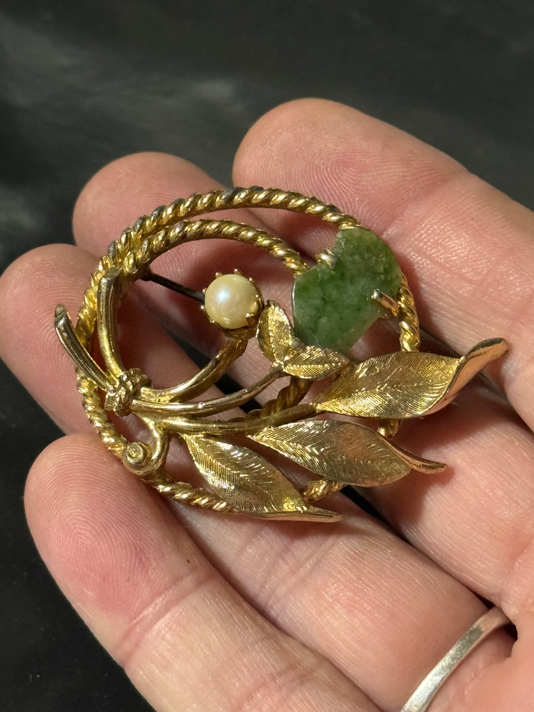 Signed Sarah Coventry 5cm vintage gold tone brushed metal textured and green gemstone pearl brooch