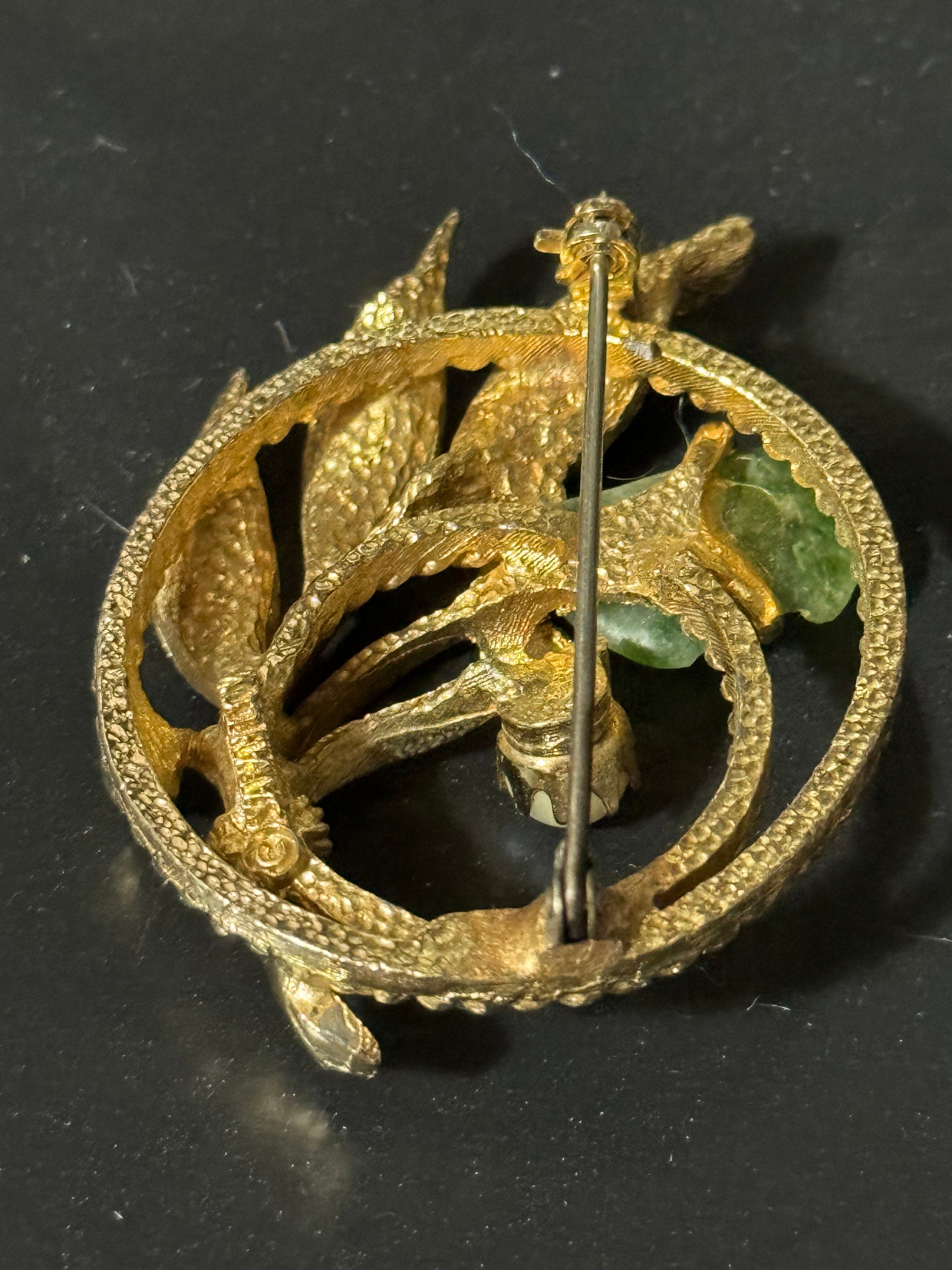 Signed Sarah Coventry 5cm vintage gold tone brushed metal textured and green gemstone pearl brooch