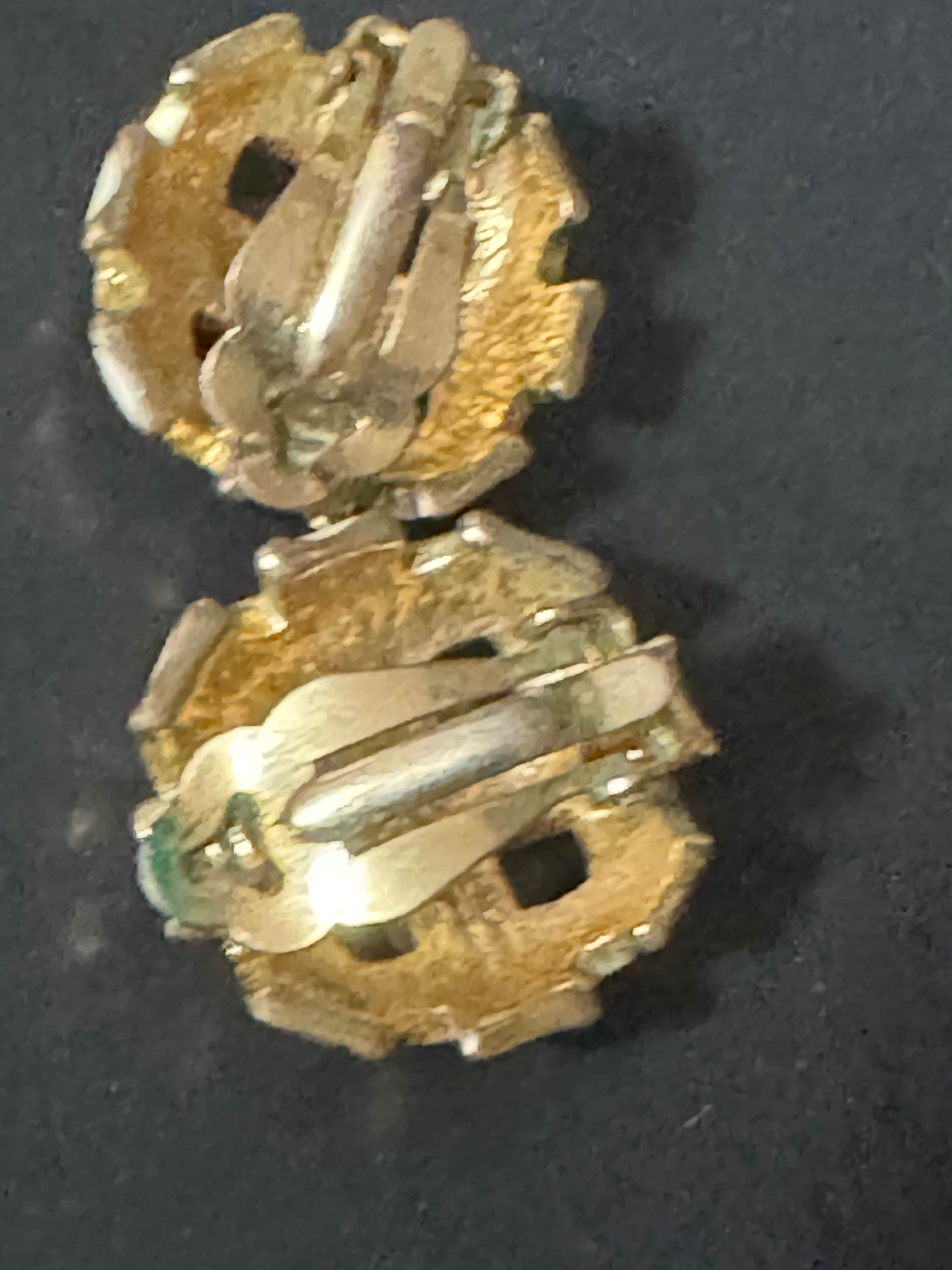 Vintage High End Gold tone cream black basket woven enamel clip on earrings