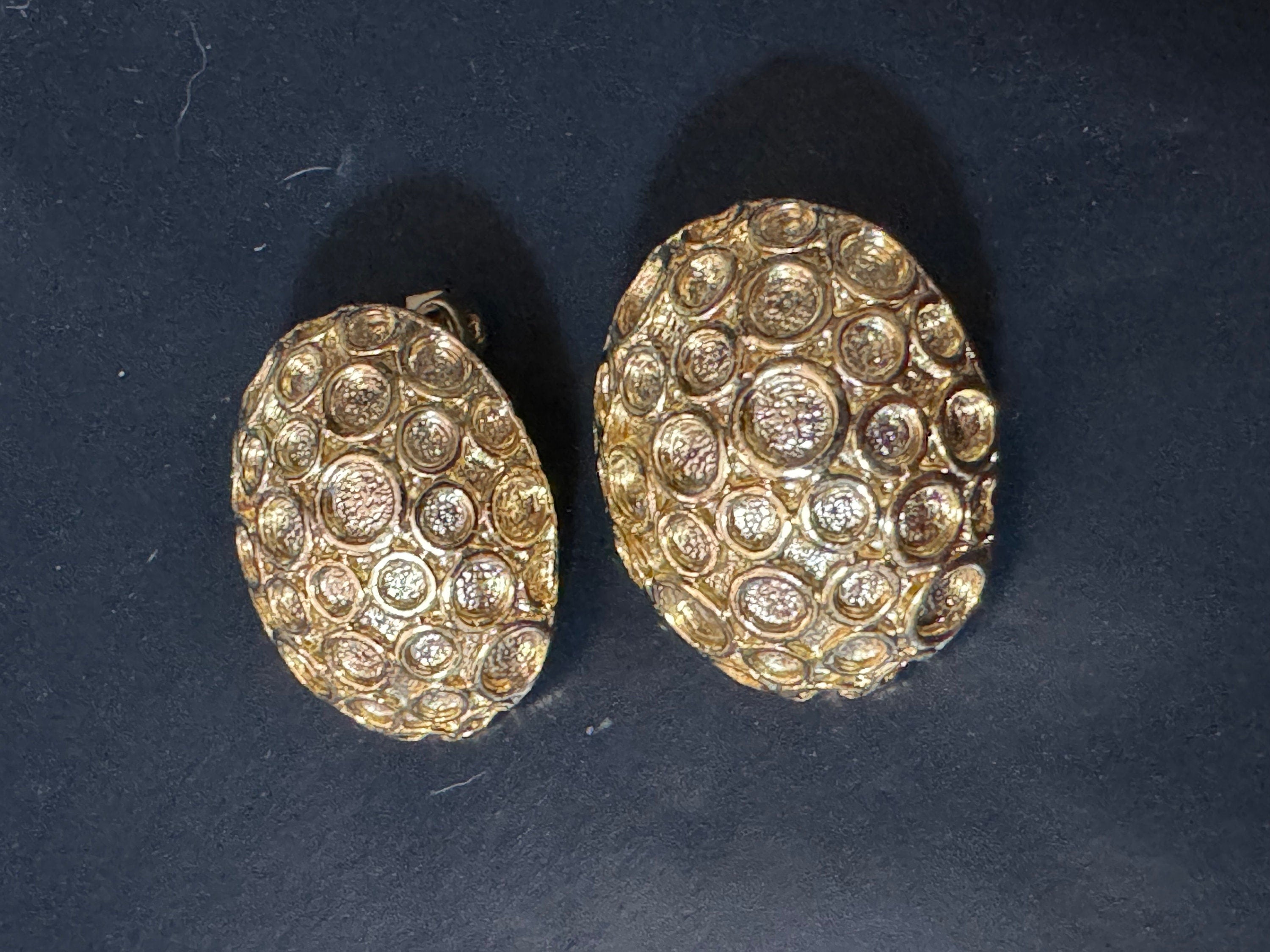 1970s modernist brutalist gold tone Oval textured clip on stud earrings