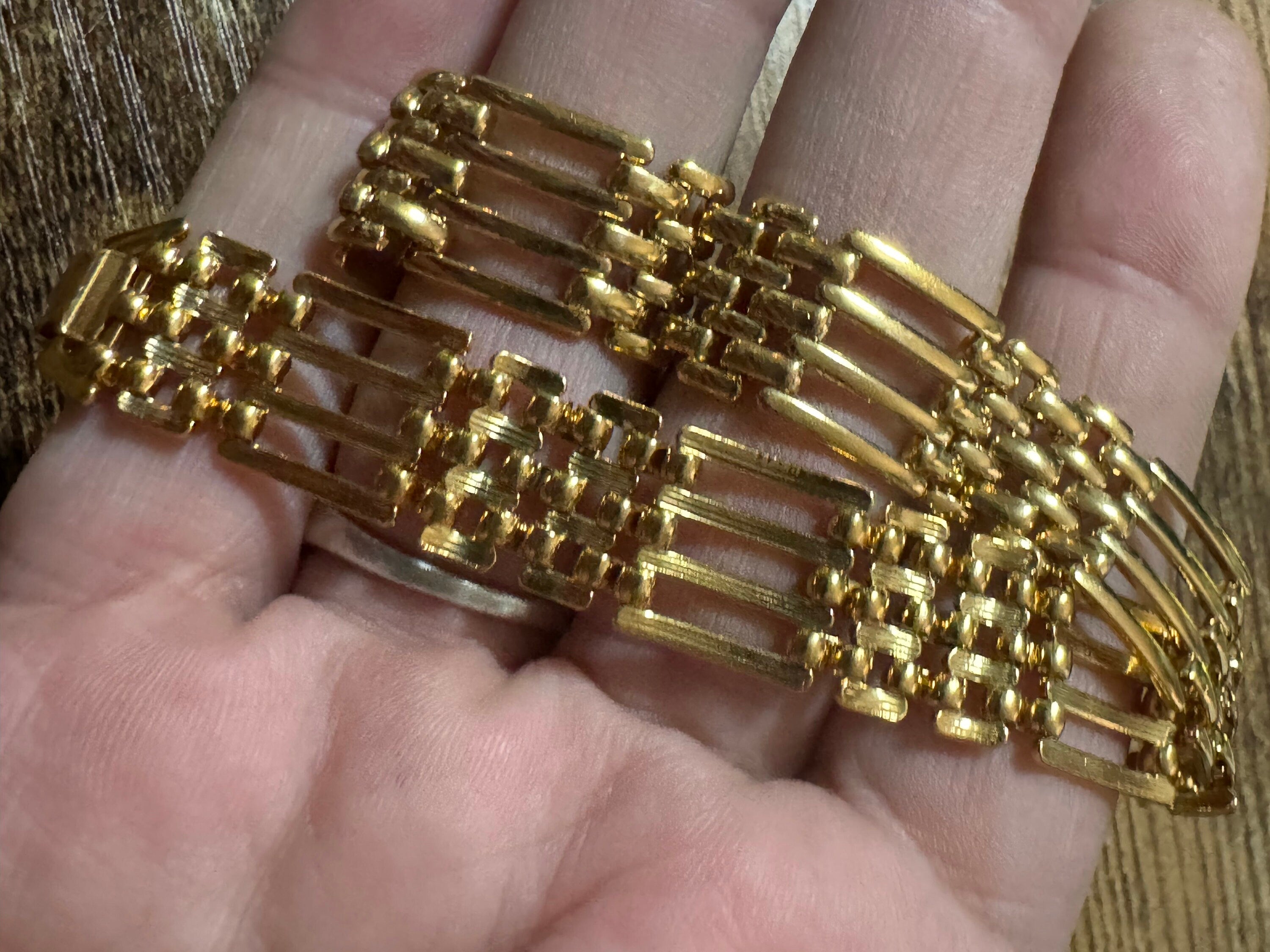 True vintage pristine 1980s gold tone plain bar link panther brick chain bracelet 19cm x 12mm