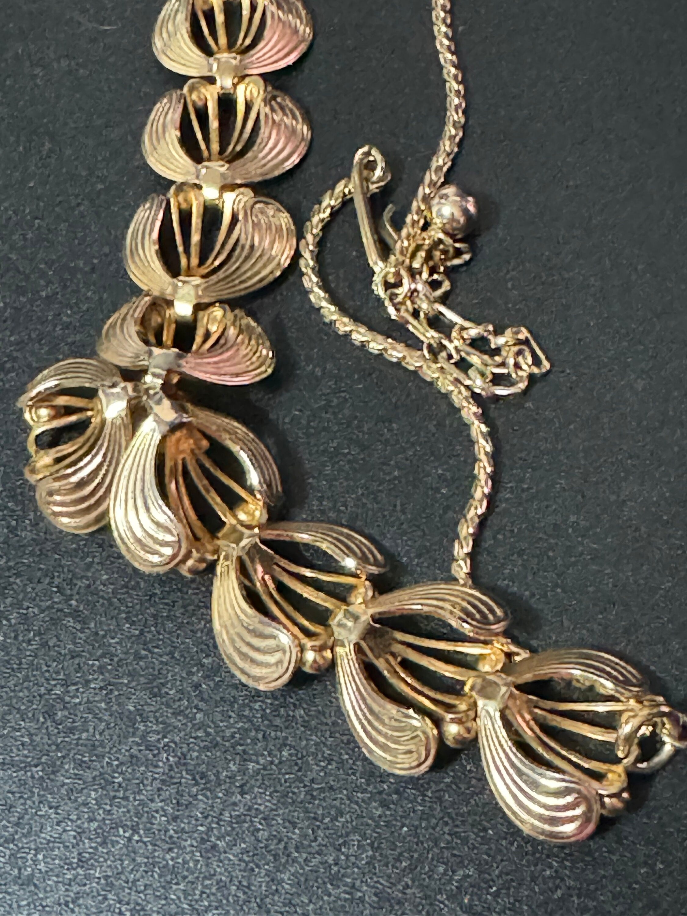 vintage Modernist gold tone raised 3d floral leaf choker necklace 36-42cm chain