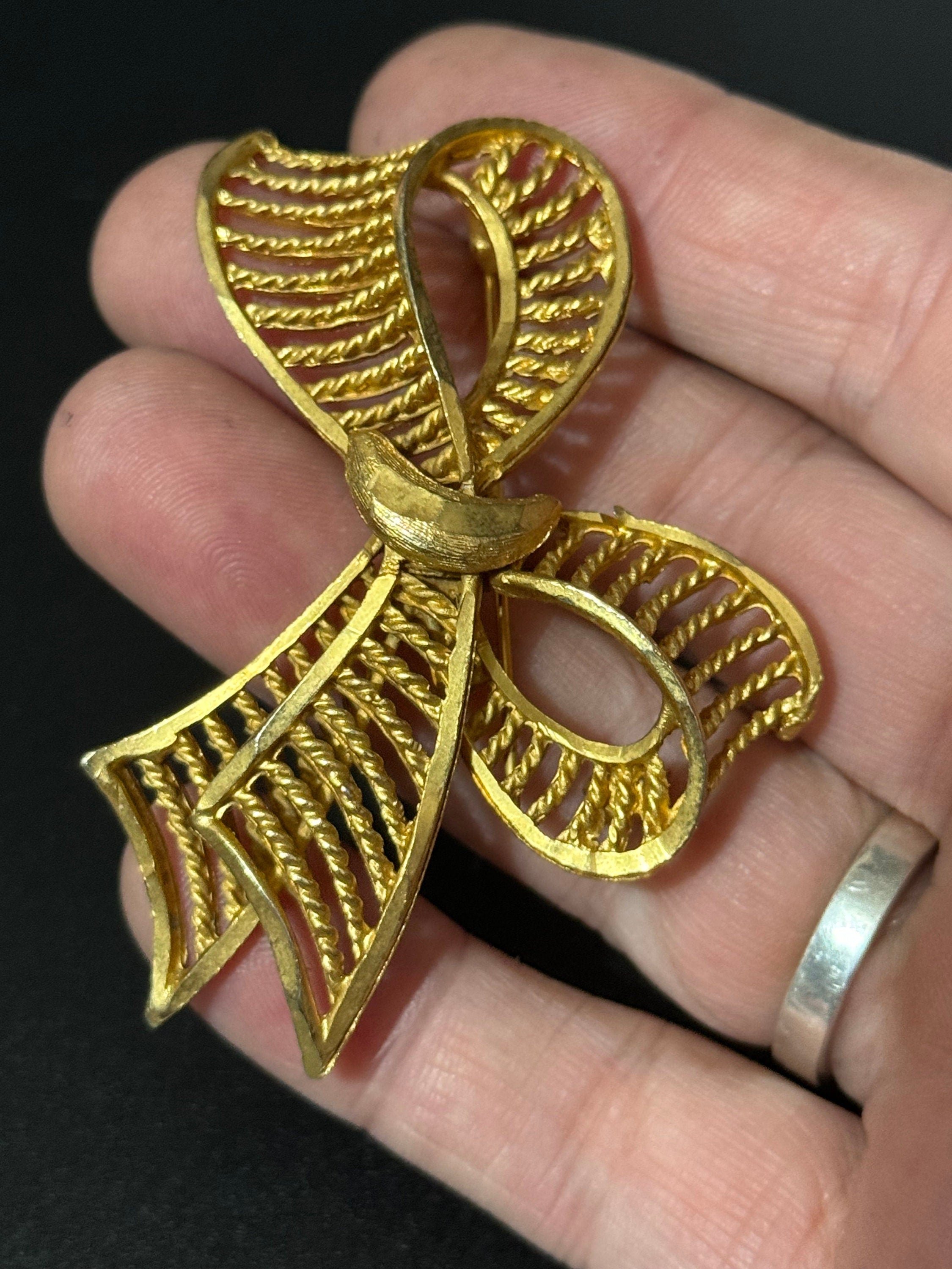 Vintage mid century Gold Tone oversized 6.5cm classic Bow Brooch