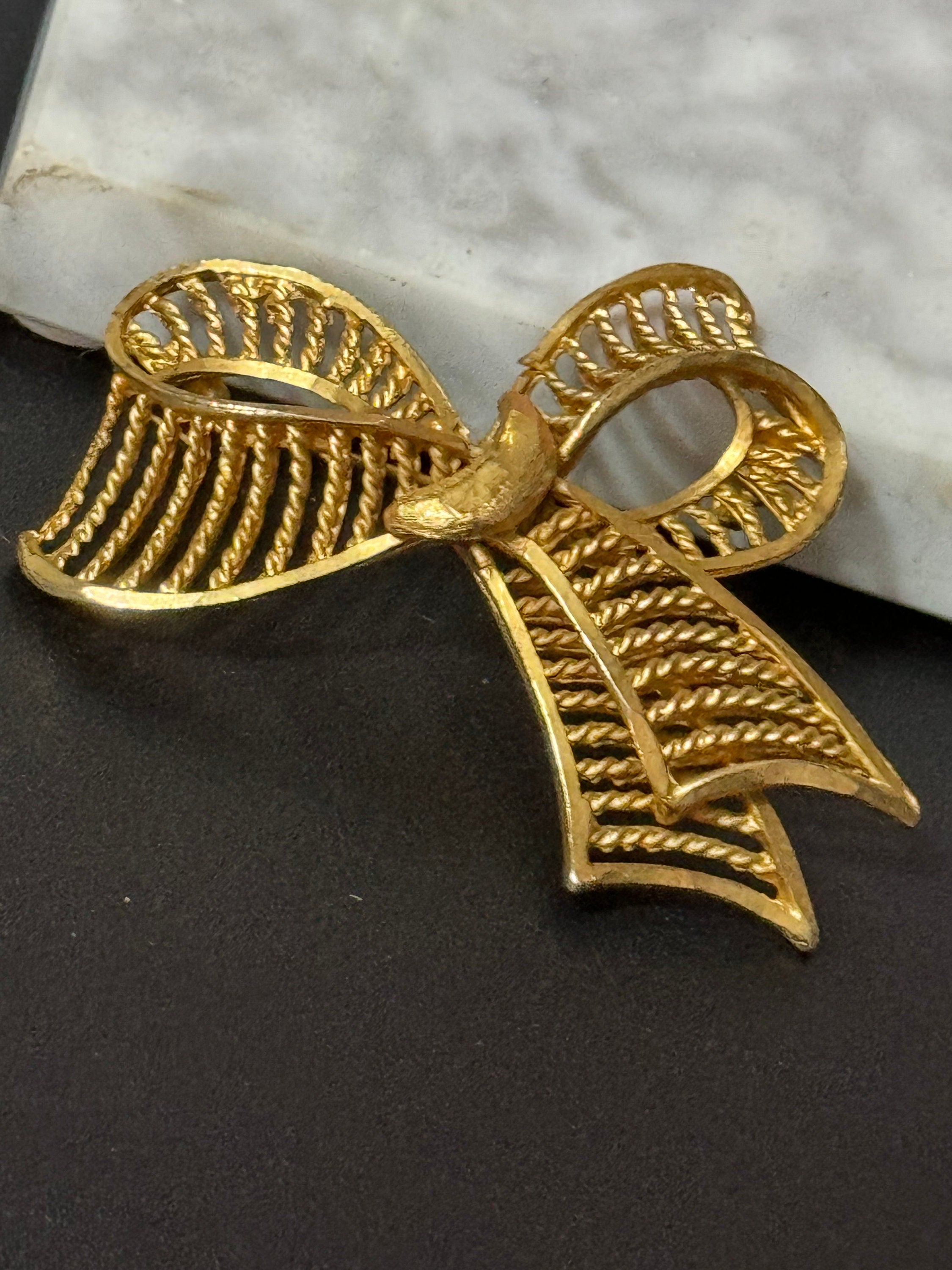 Vintage mid century Gold Tone oversized 6.5cm classic Bow Brooch