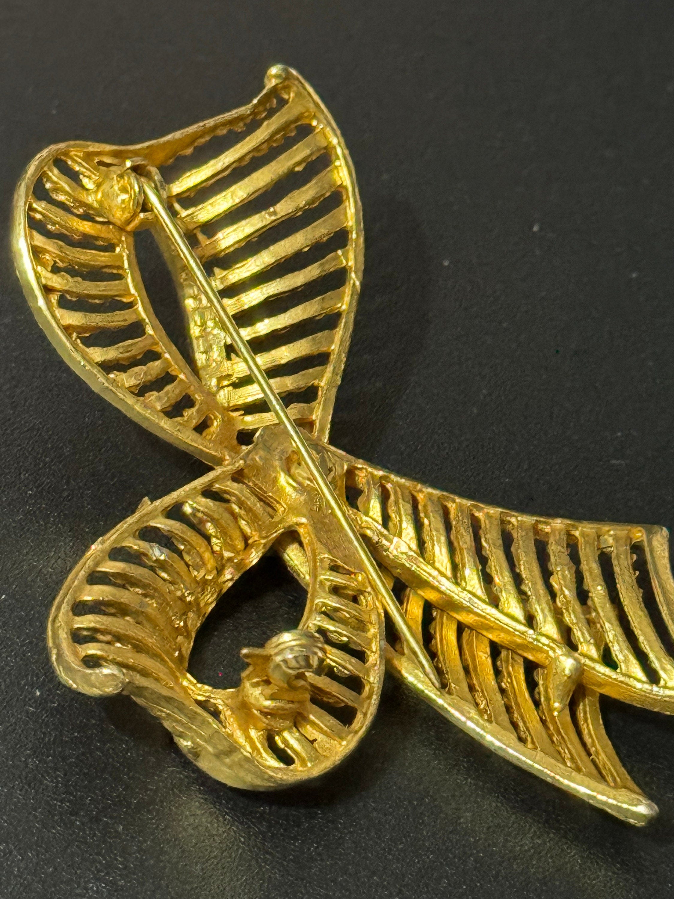 Vintage mid century Gold Tone oversized 6.5cm classic Bow Brooch