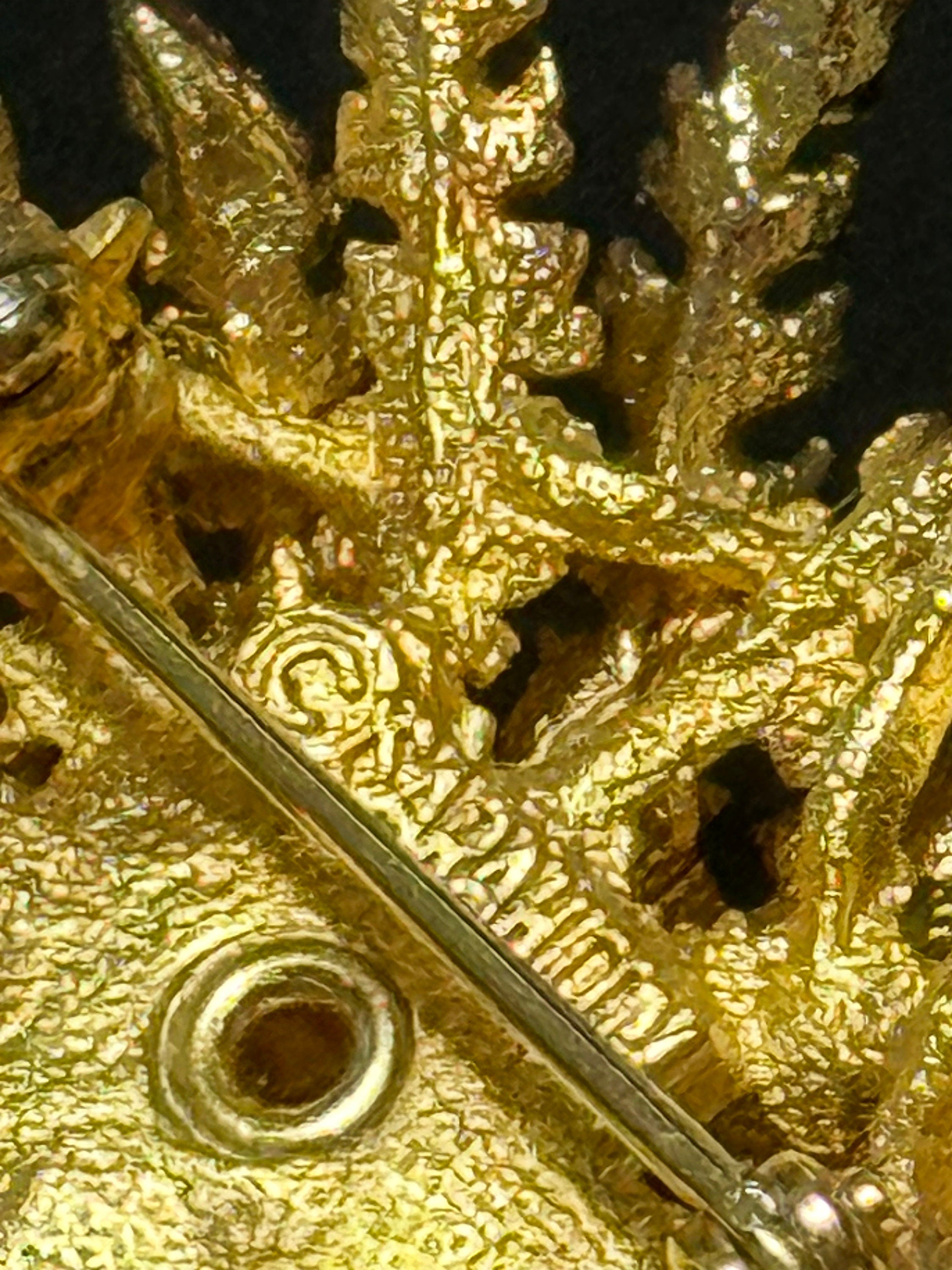 Signed Sarah Coventry Large 5cm gold tone floral brooch with topaz brown glass