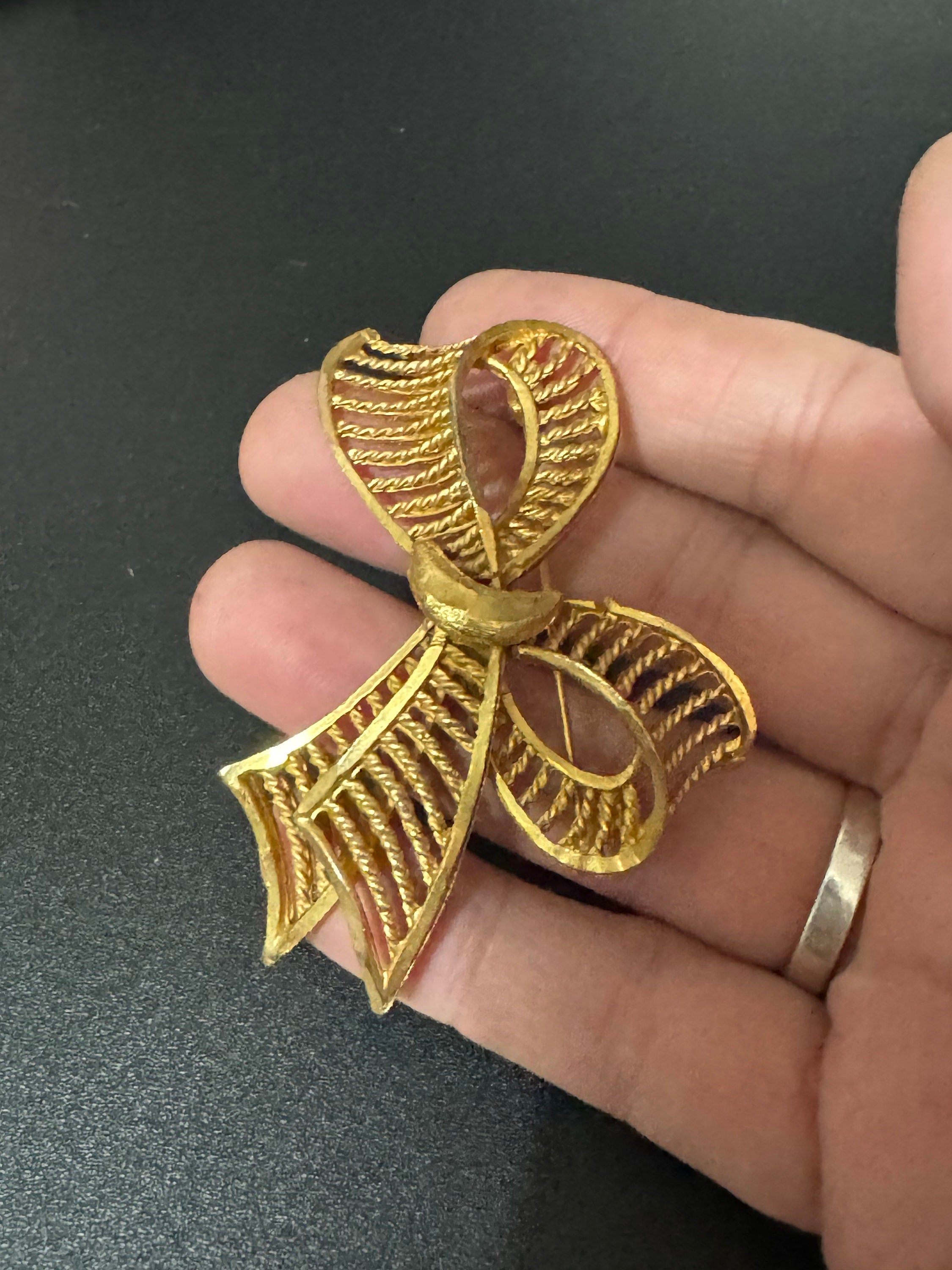 Vintage mid century Gold Tone oversized 6.5cm classic Bow Brooch