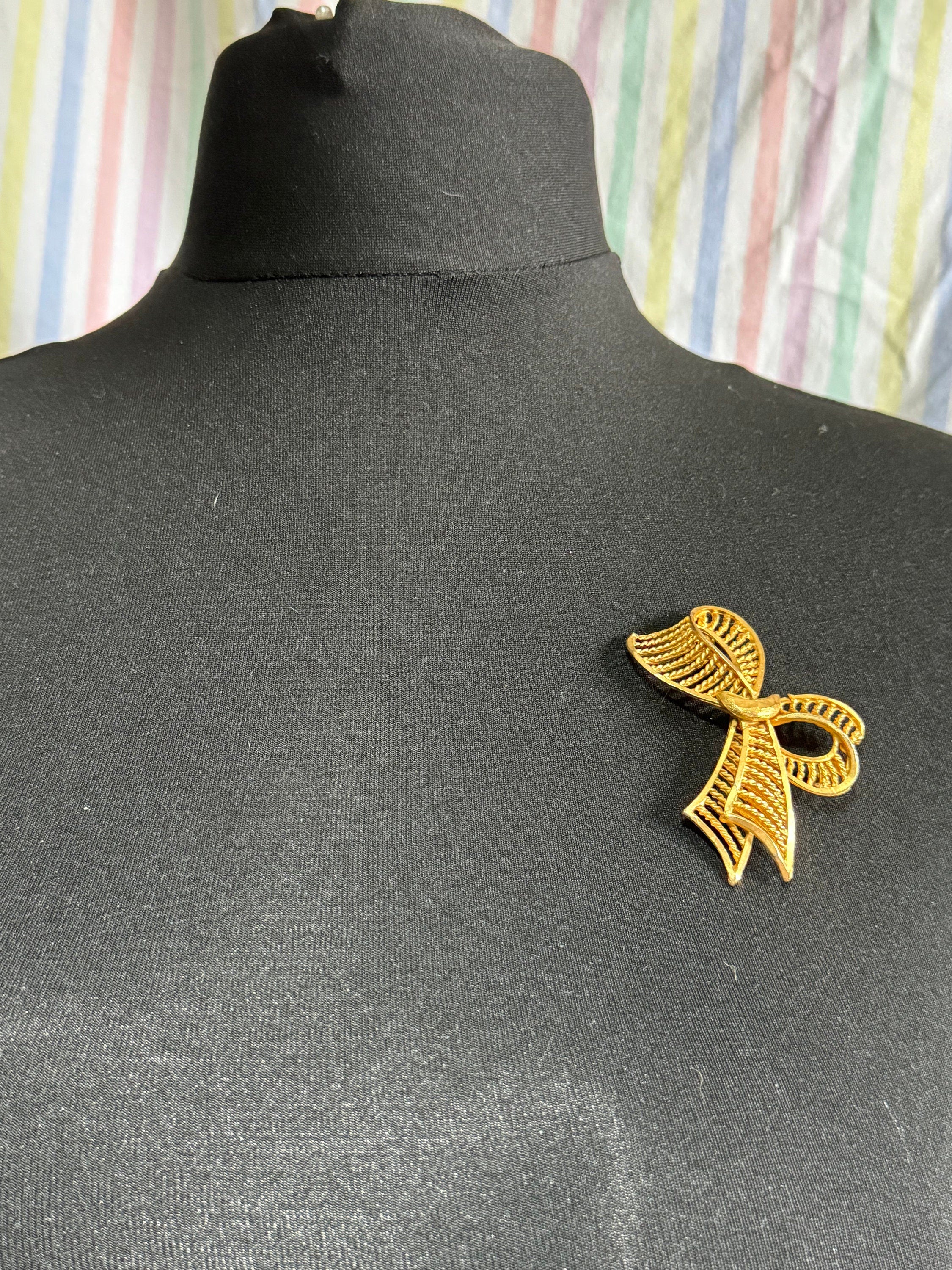 Vintage mid century Gold Tone oversized 6.5cm classic Bow Brooch