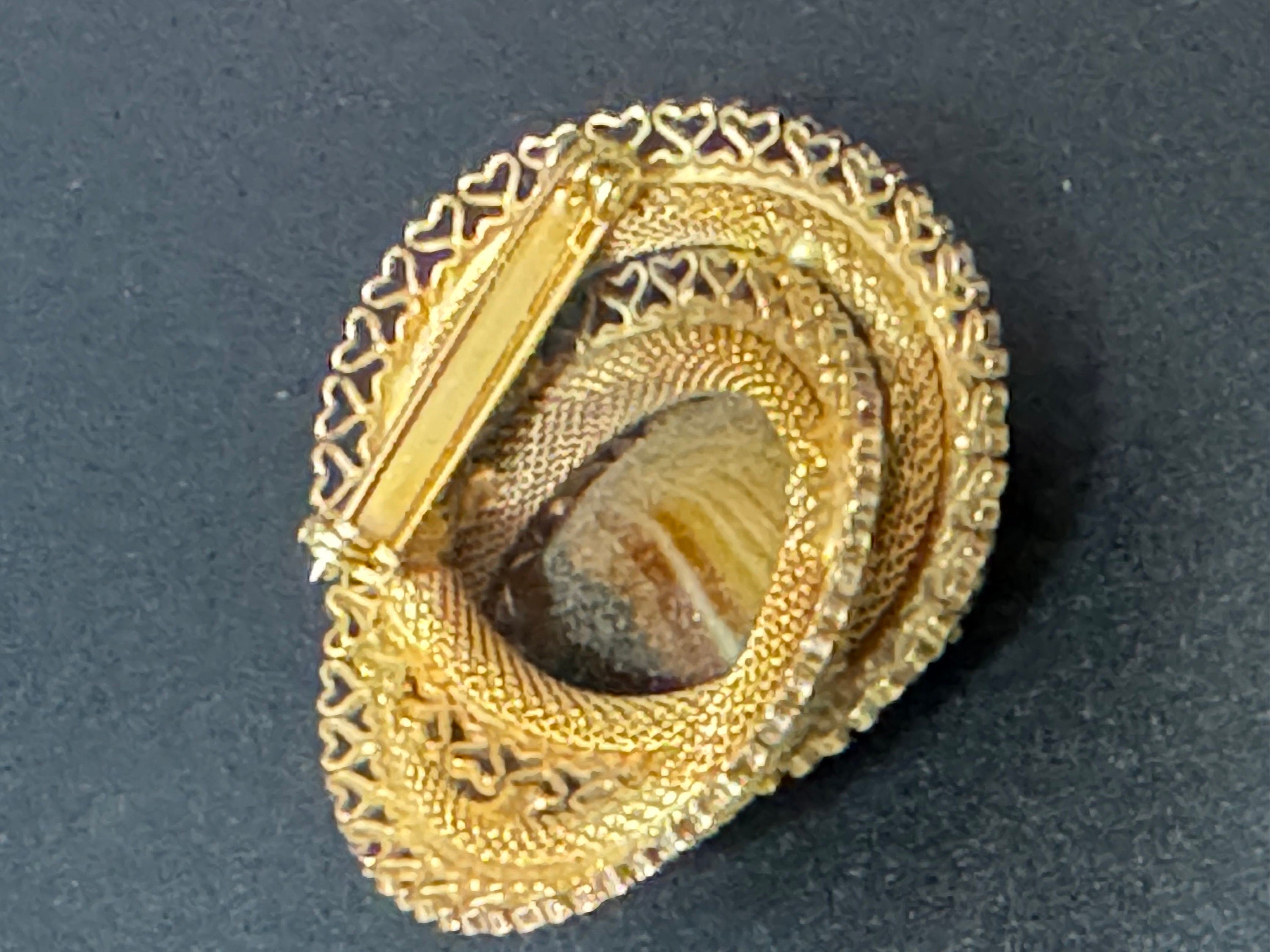 Gold mesh swirl brooch large brown faux marble agate glass vintage 5cm large