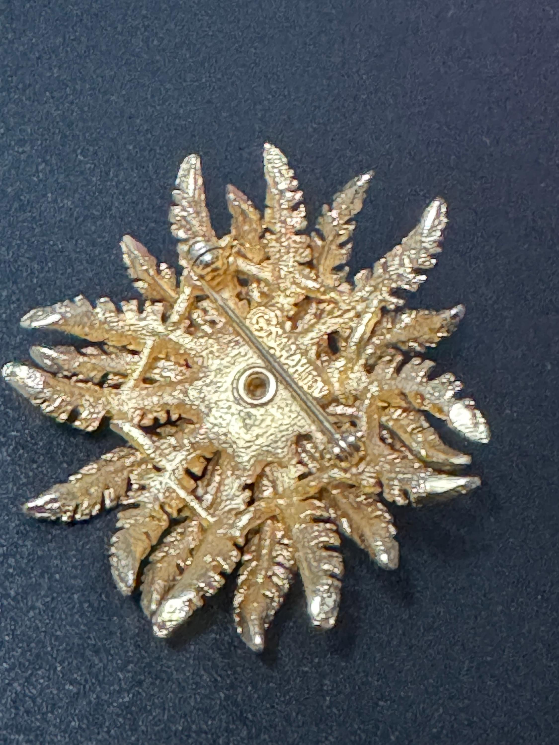 Signed Sarah Coventry Large 5cm gold tone floral brooch with topaz brown glass