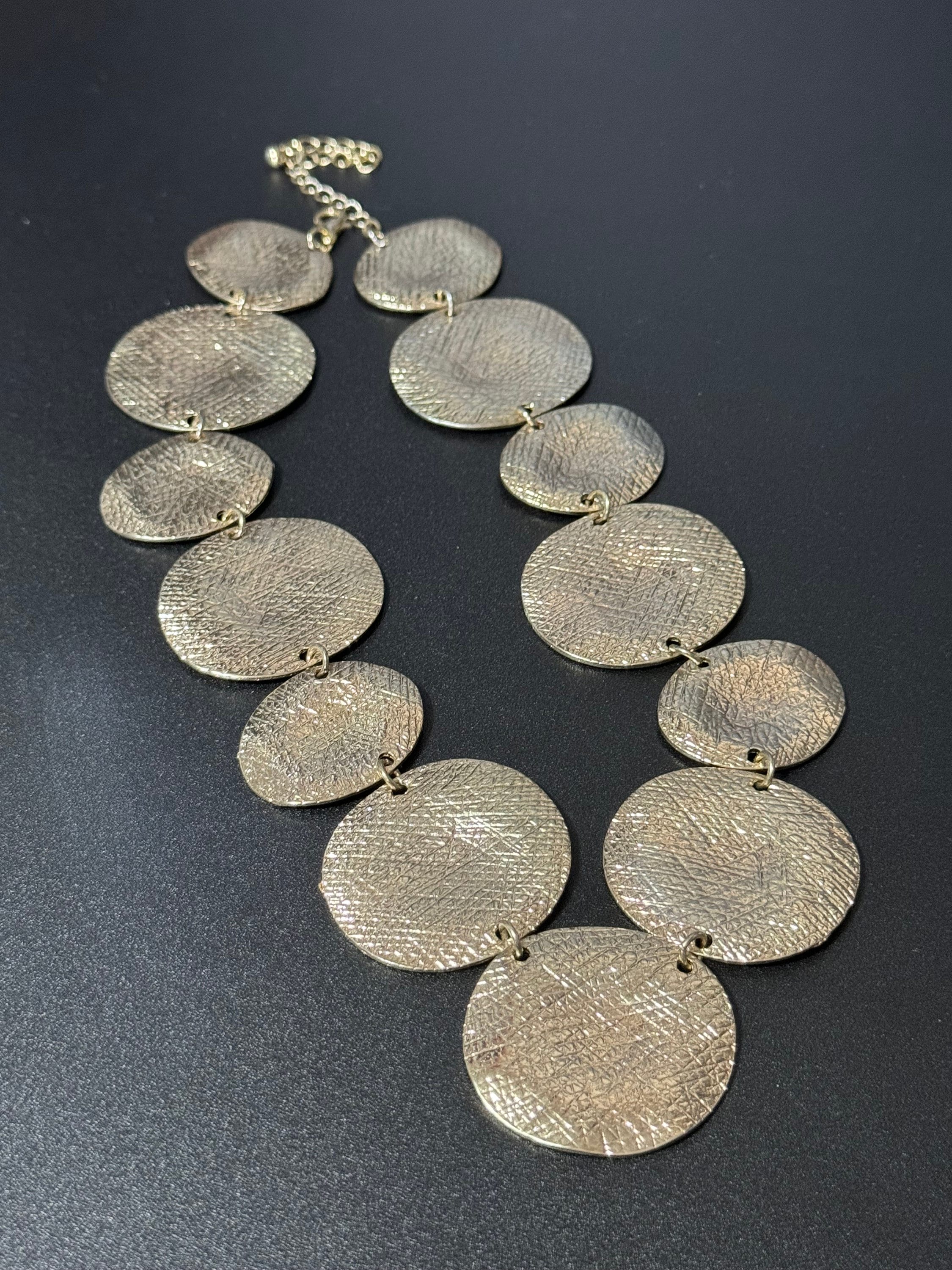 Retro gold tone Etruscan textured disc bib choker necklace