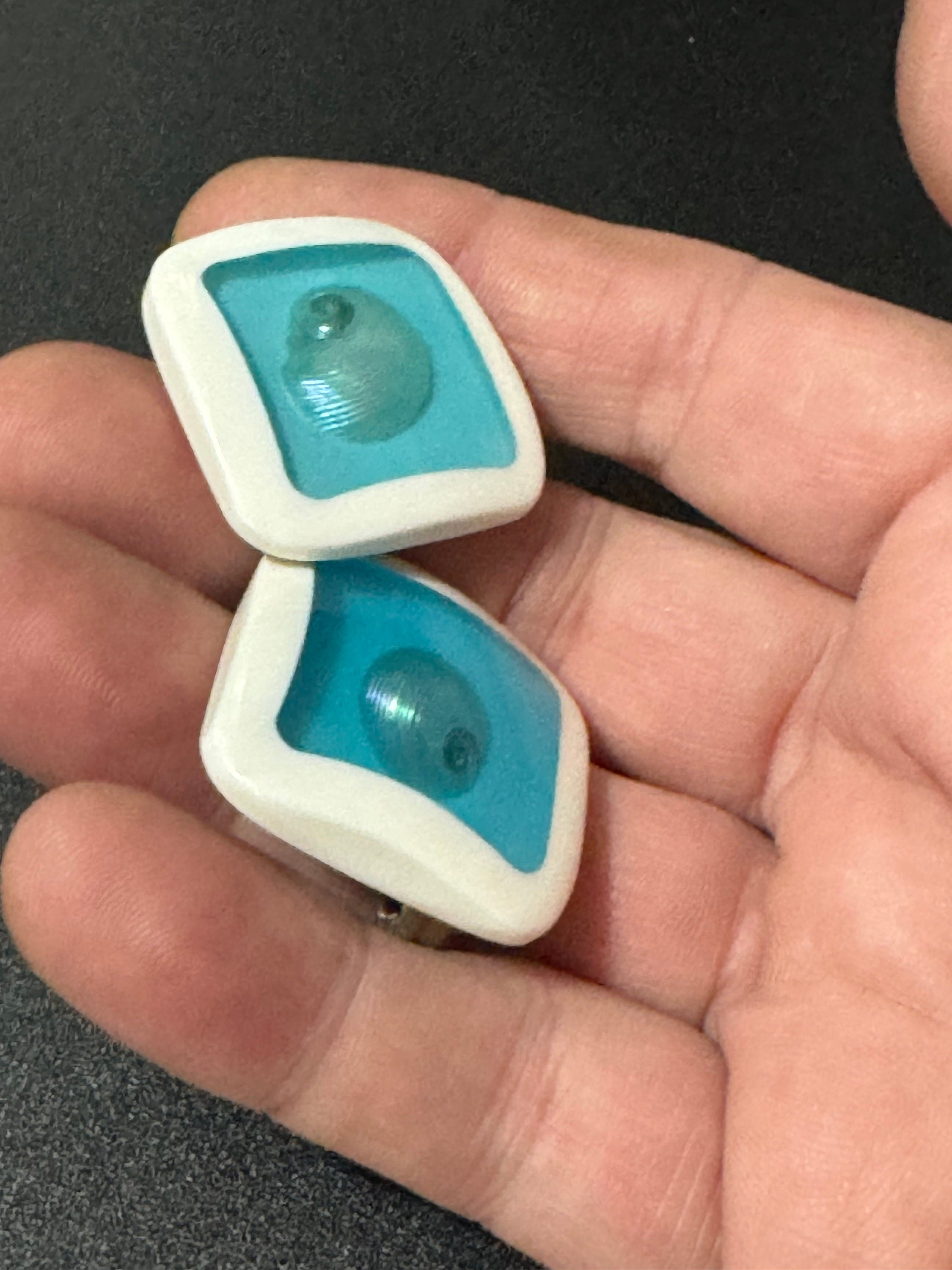 2.5cm kitsch nautical vintage white and blue square plastic seashell Clip On Earrings