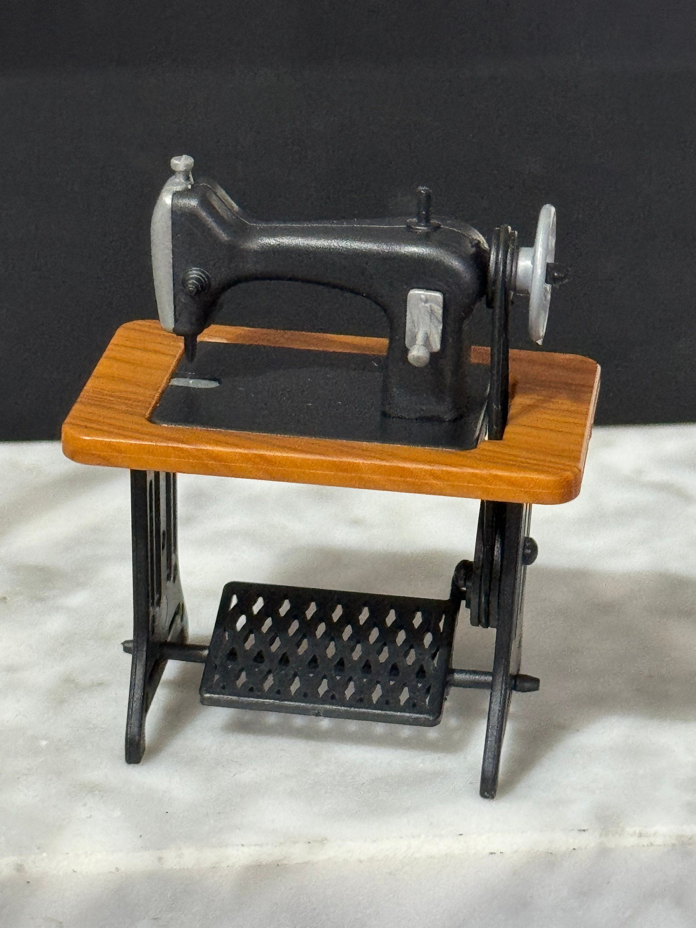 Miniature plastic vintage sewing machine Cake topper decoration dolls houses mini scenery