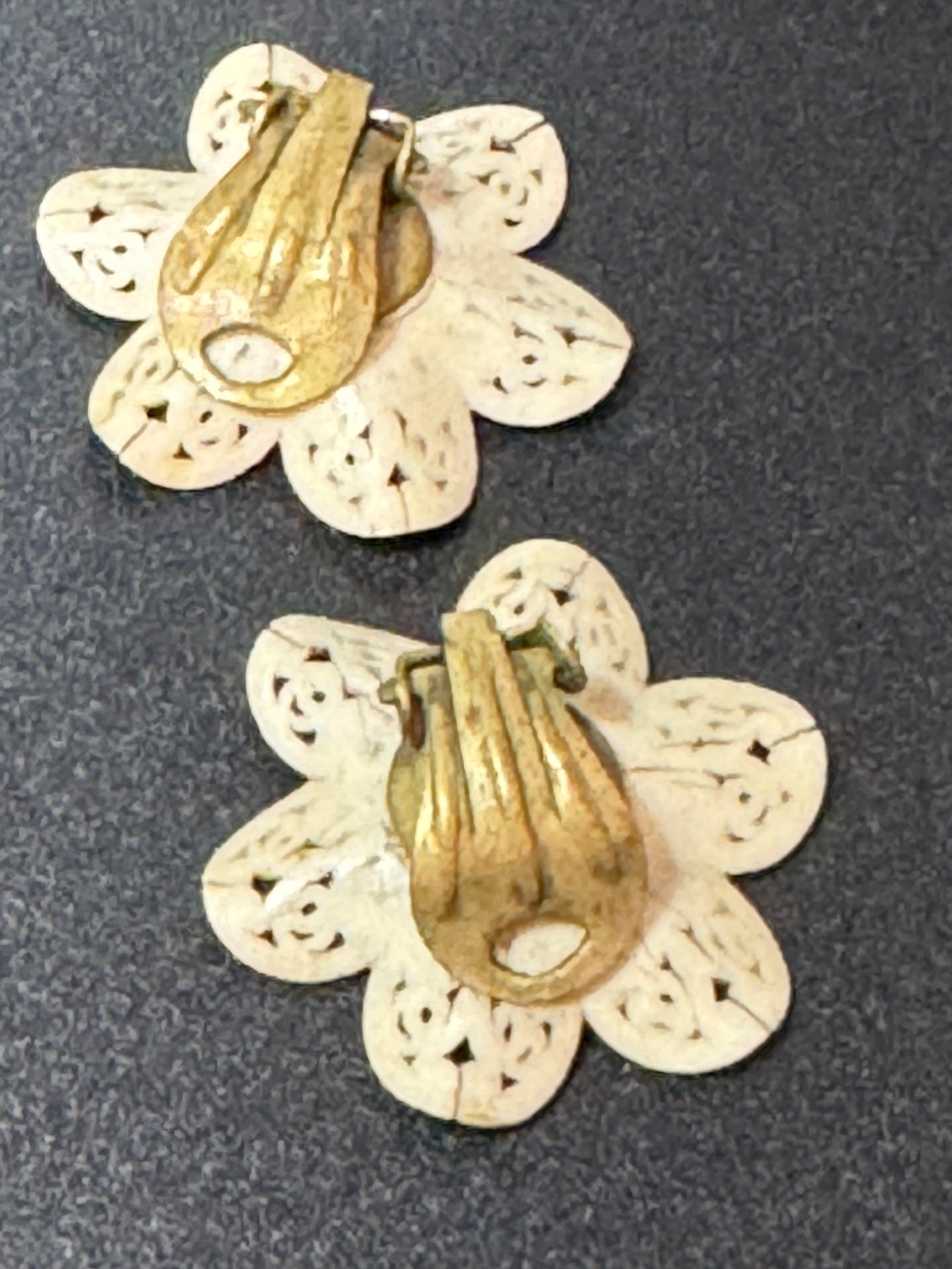 Vintage 1930s cream beige 3cm celluloid early plastic open work floral clip on earrings