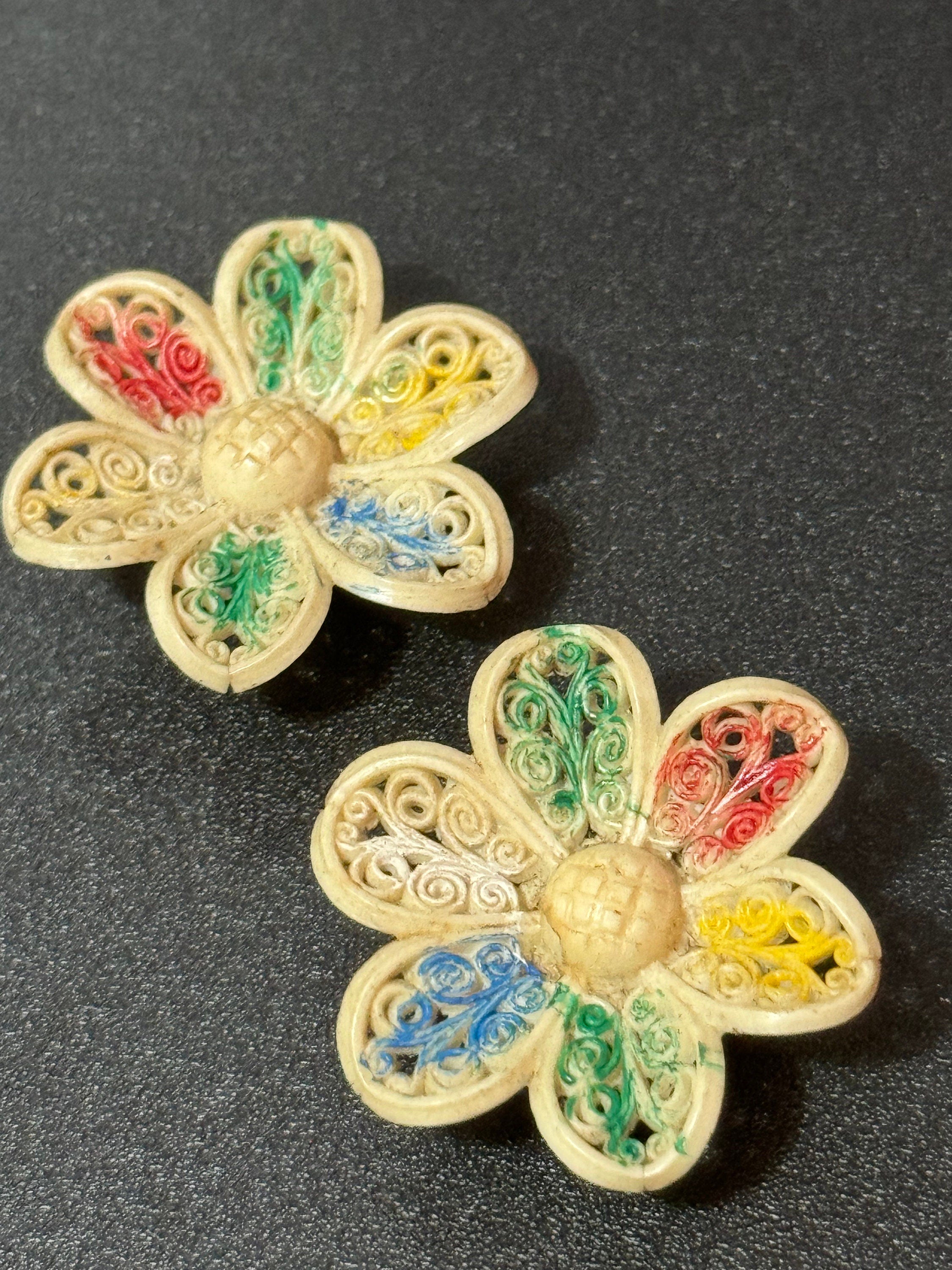 Vintage 1930s cream beige 3cm celluloid early plastic open work floral clip on earrings