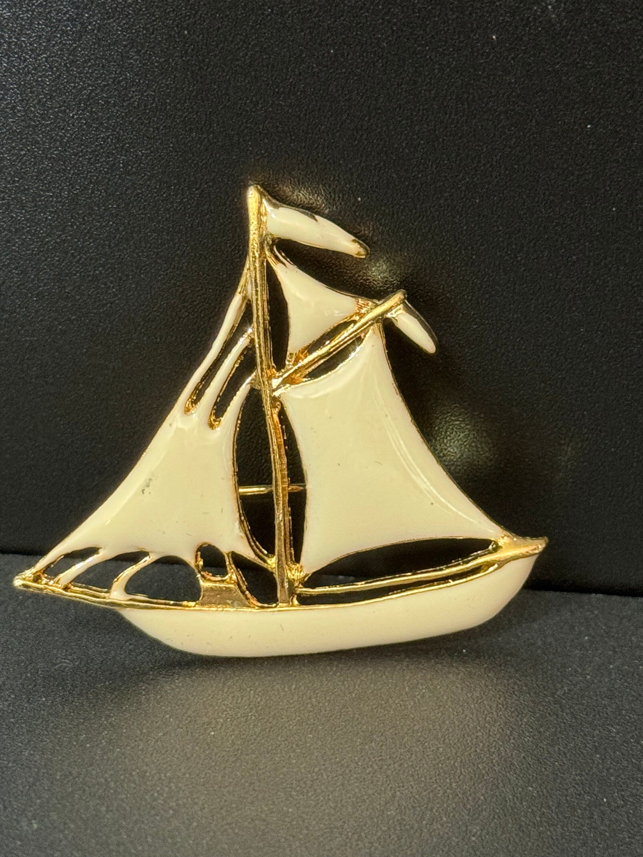 True vintage 5cm cream enamel gold tone nautical sailing ship boat yacht brooch pristine old shop stock