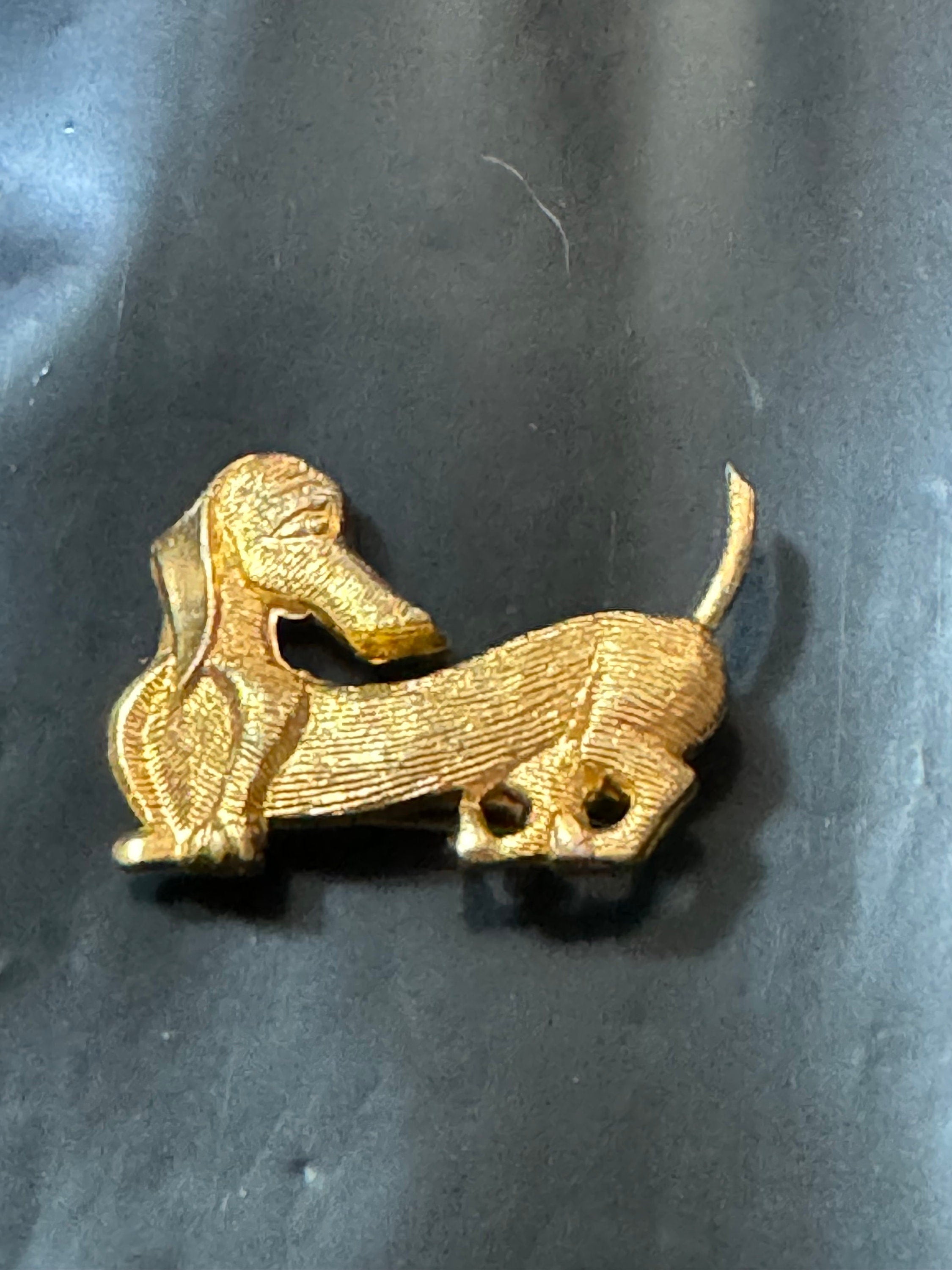Small vintage dachshund sausage dog brooch Gold Tone