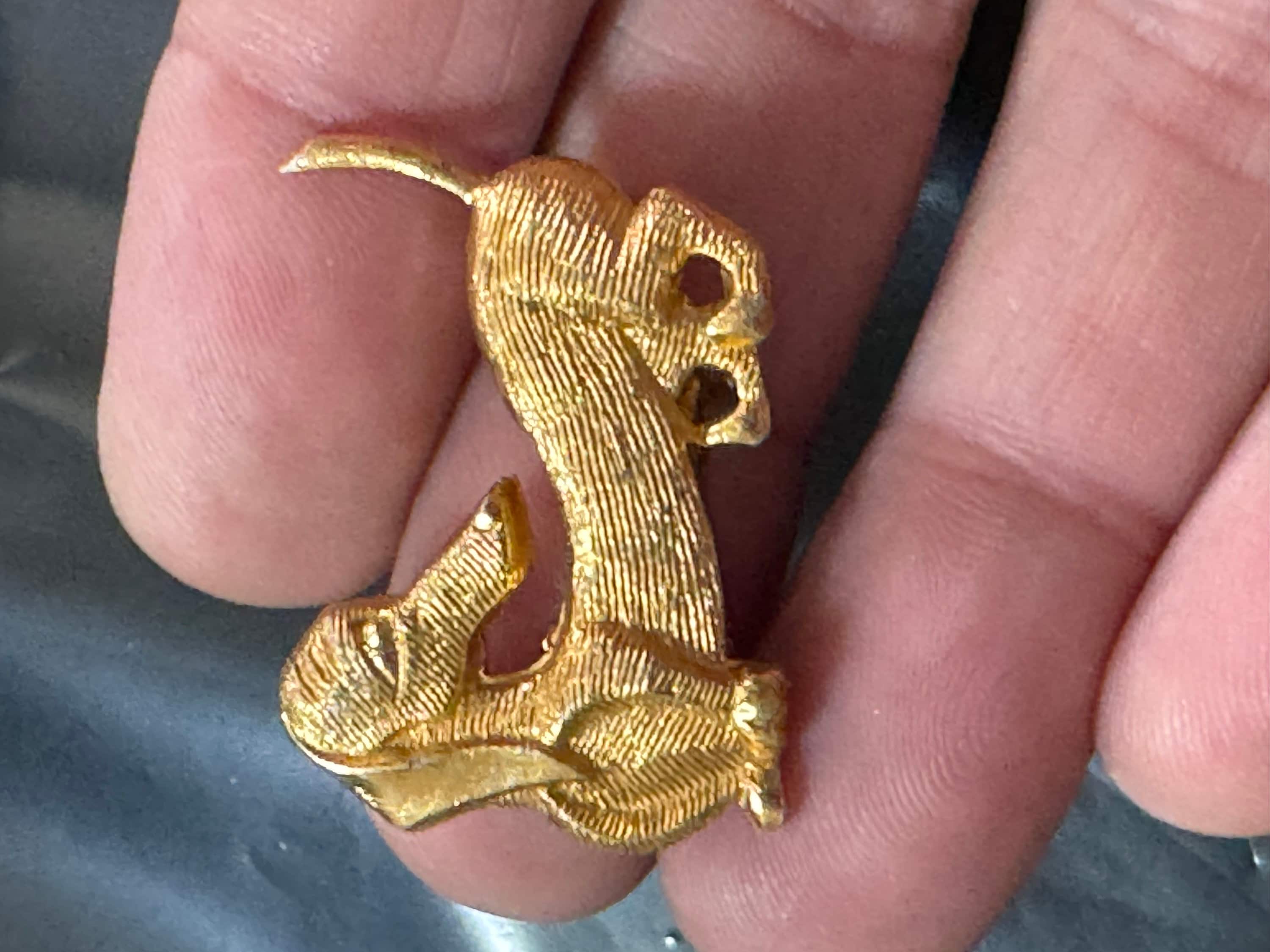 Small vintage dachshund sausage dog brooch Gold Tone