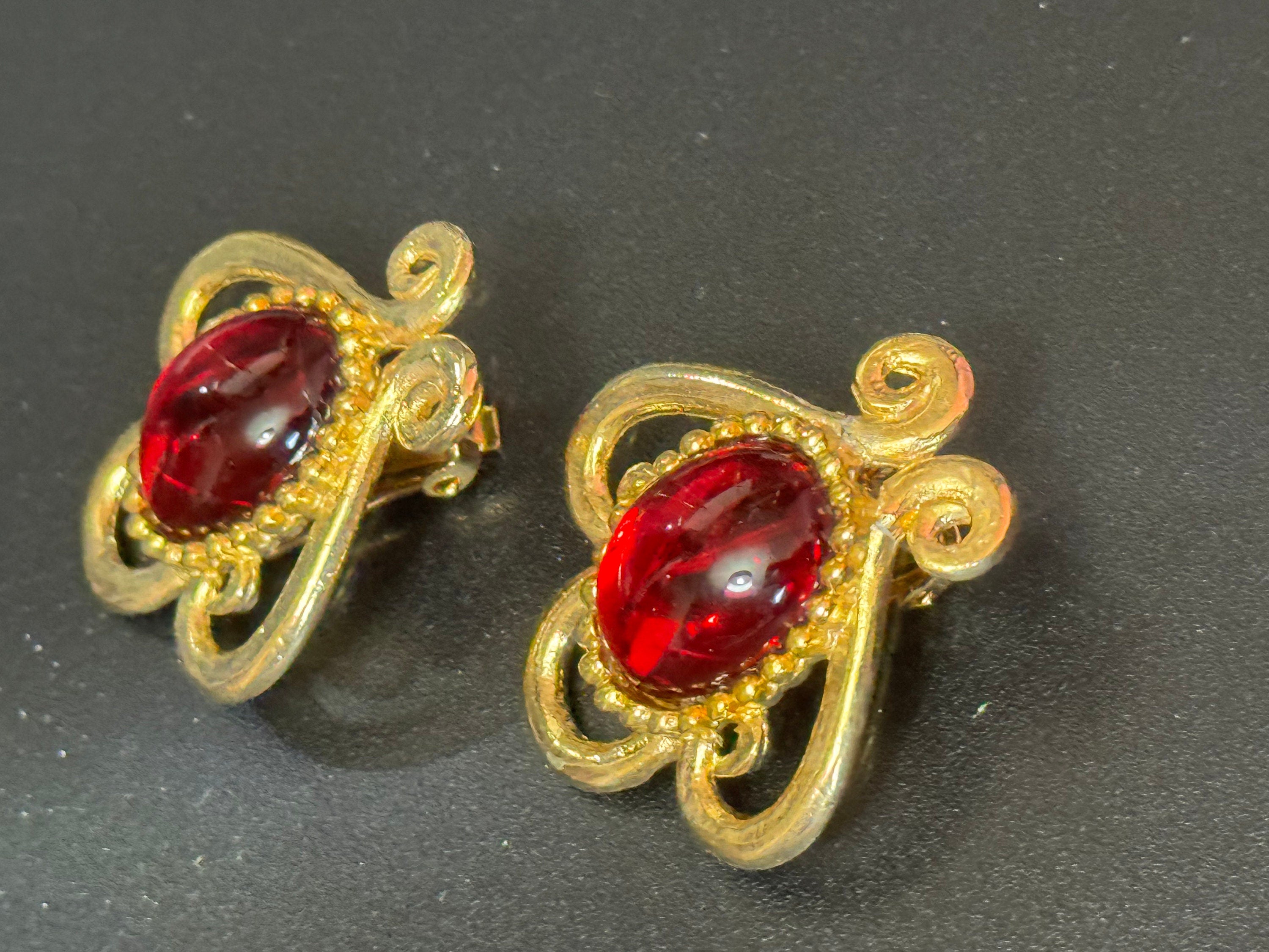 True vintage oversized 3cm Gold tone bright ruby red cabochon open work Gripoix style clip on earrings 1980s