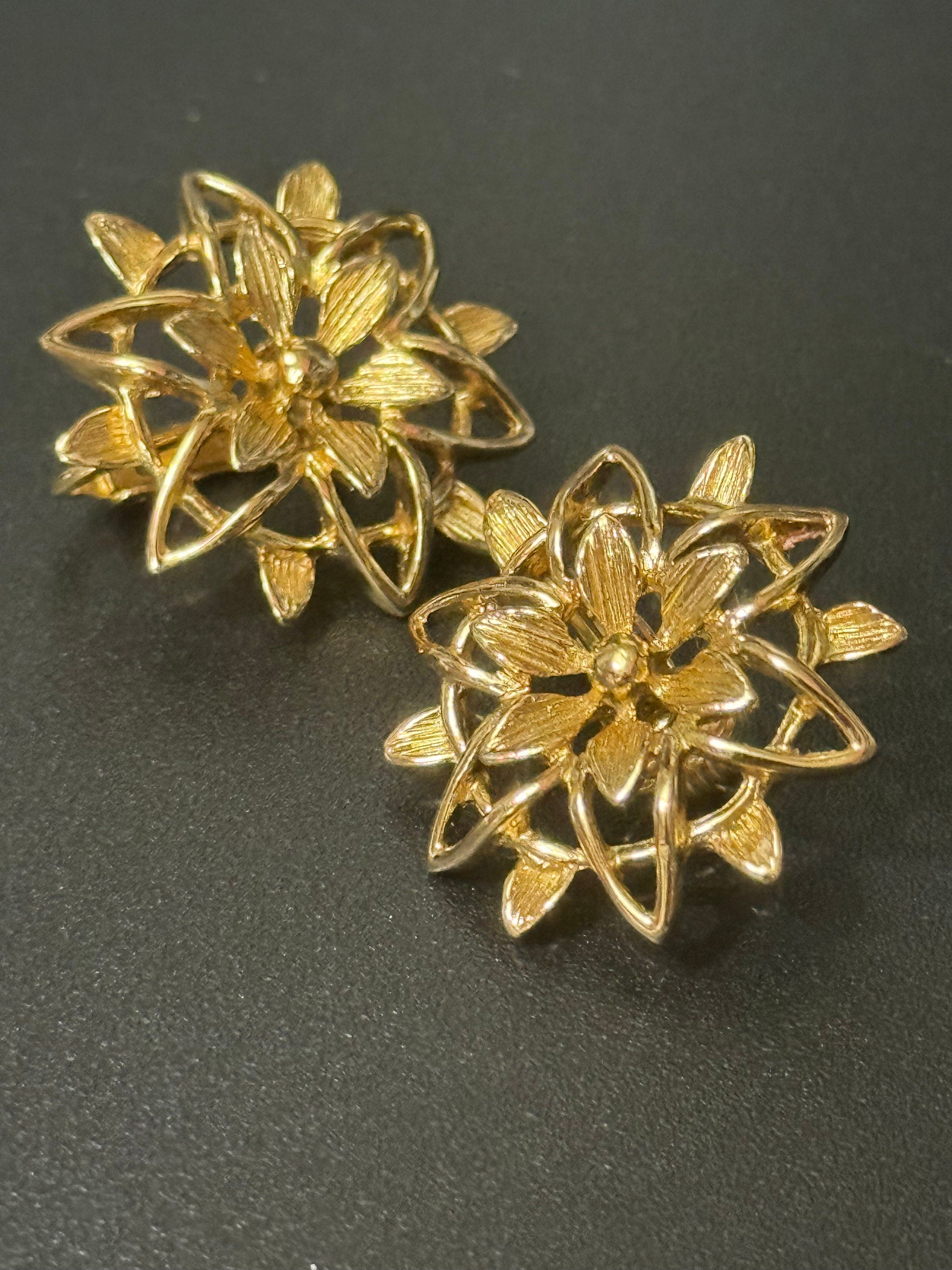 Signed SARAH COV signed open work Clip on floral stud earrings 1960s 1970s