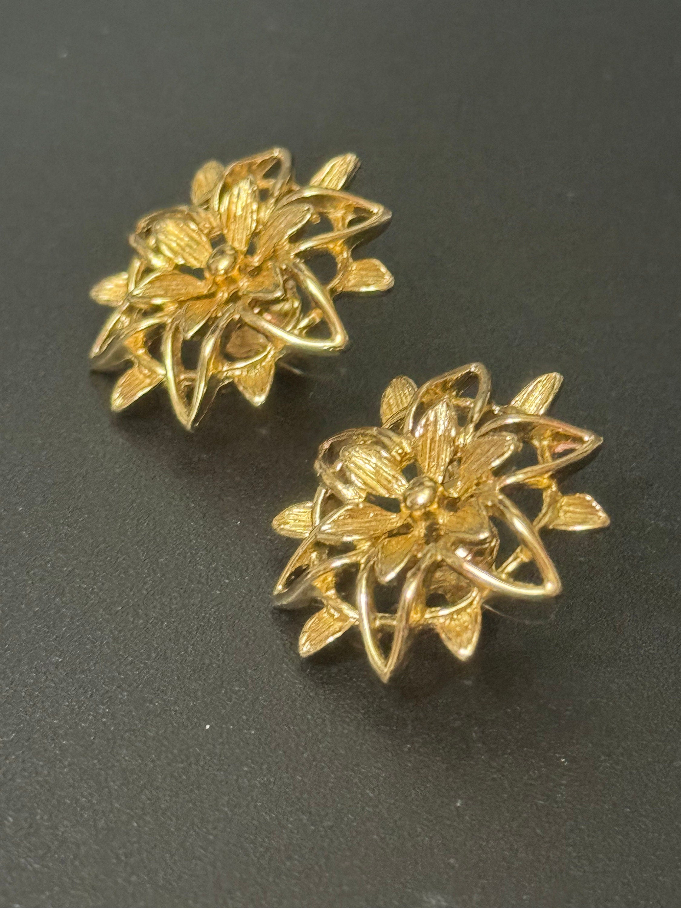 Signed SARAH COV signed open work Clip on floral stud earrings 1960s 1970s