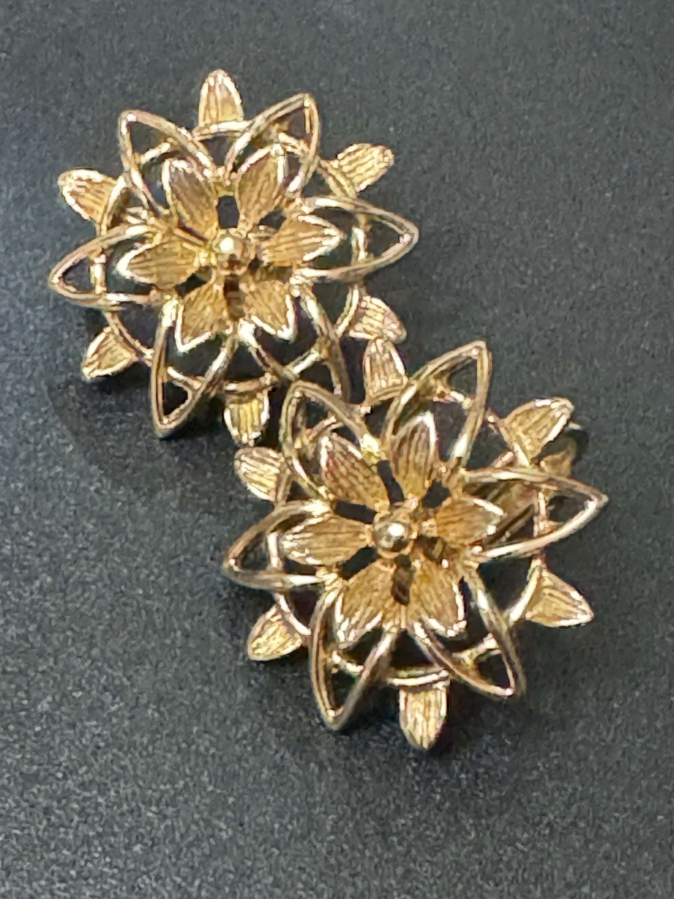 Signed SARAH COV signed open work Clip on floral stud earrings 1960s 1970s