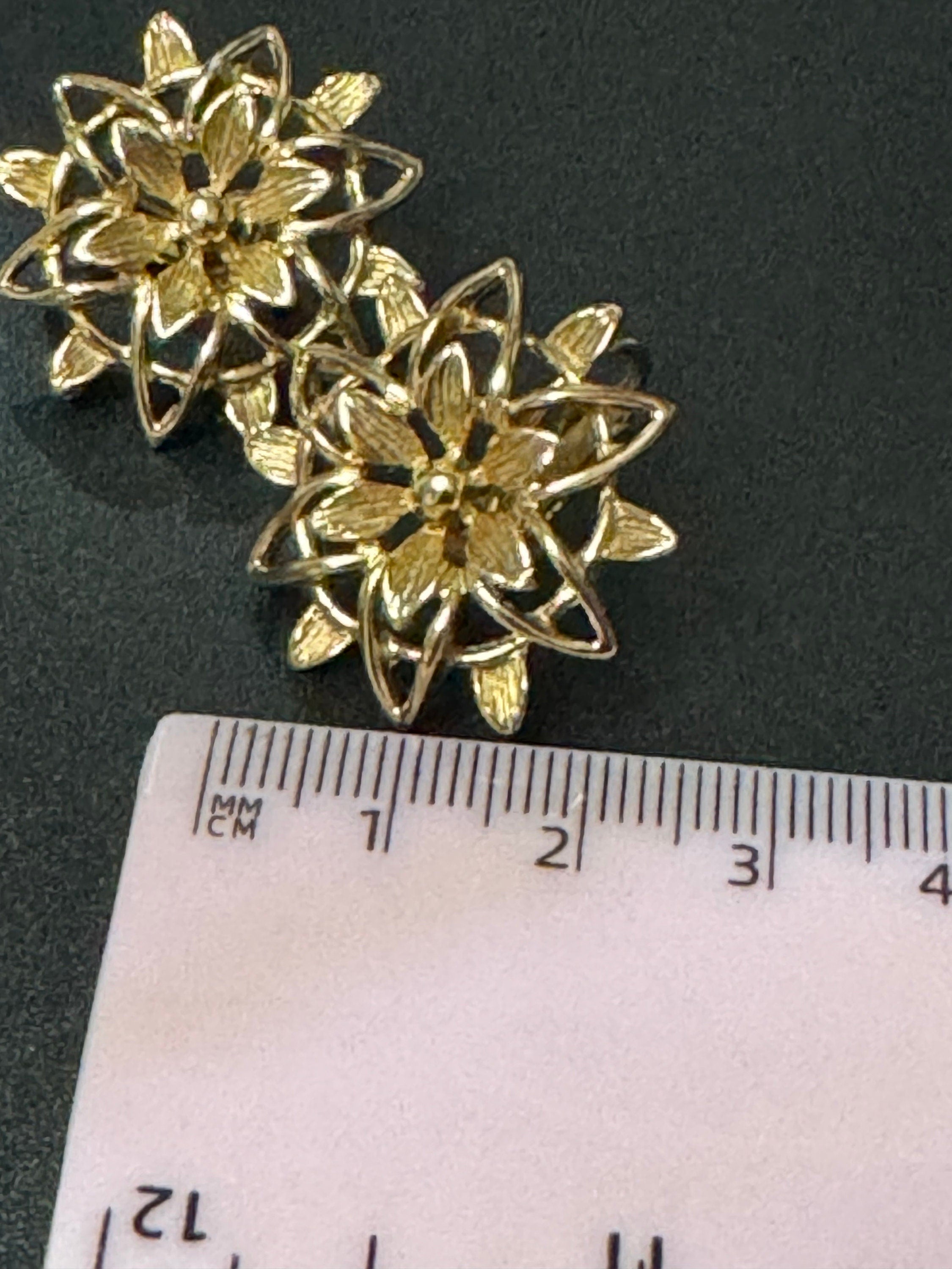Signed SARAH COV signed open work Clip on floral stud earrings 1960s 1970s