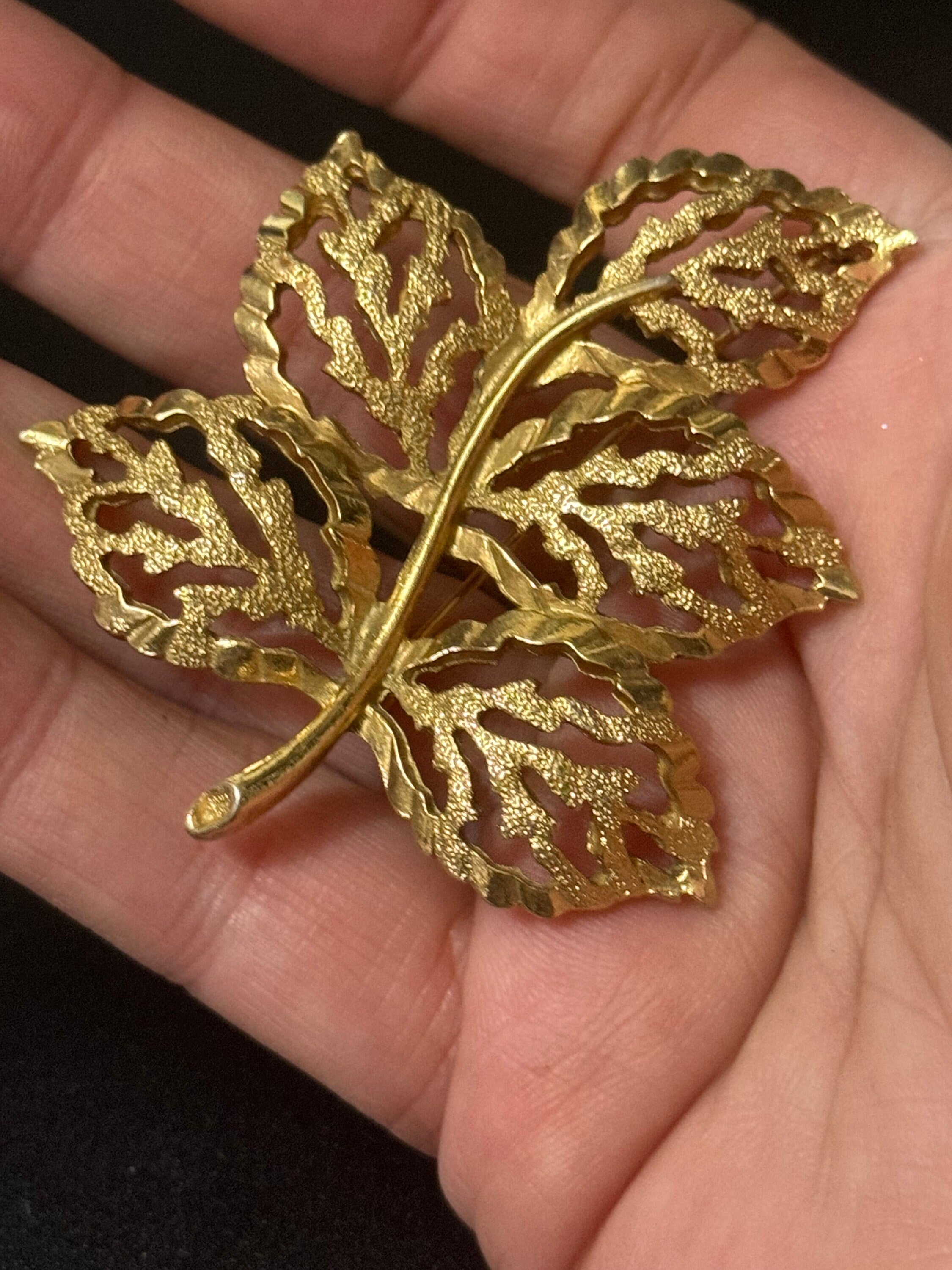 Signed Sarah Coventry Large 7cm vintage gold tone brushed metal textured leaf brooch