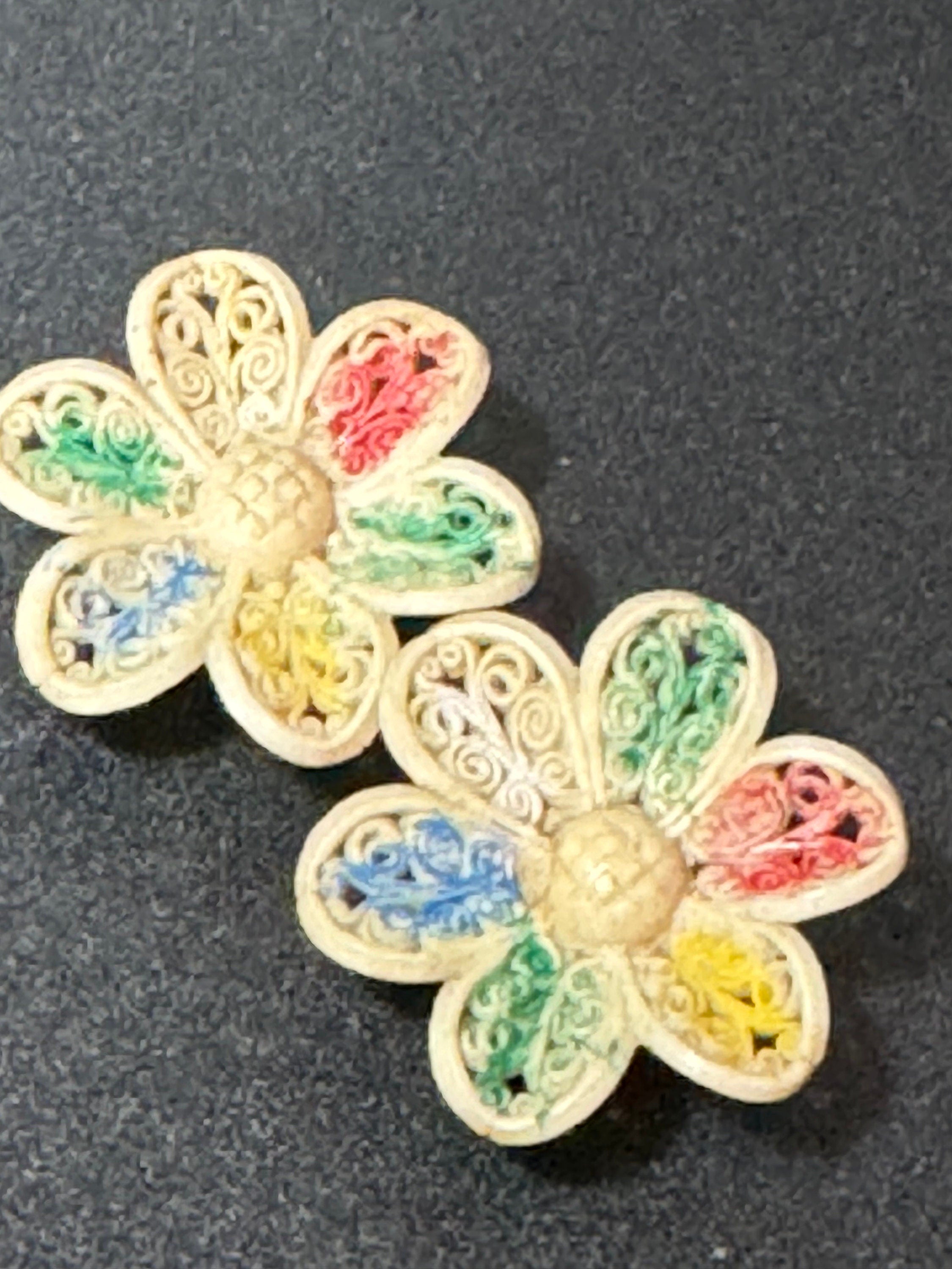 Vintage 1930s cream beige 3cm celluloid early plastic open work floral clip on earrings