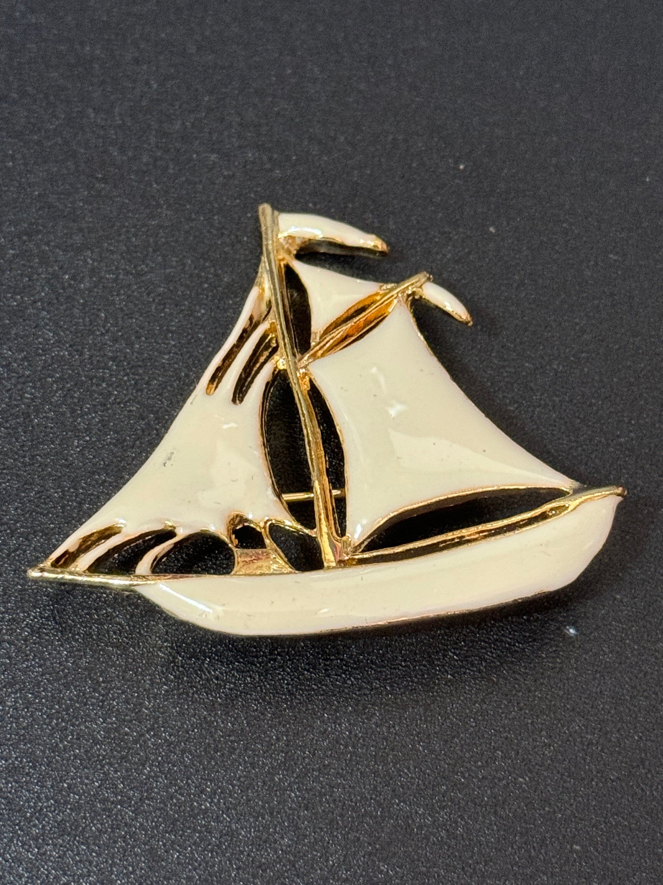 True vintage 5cm cream enamel gold tone nautical sailing ship boat yacht brooch pristine old shop stock