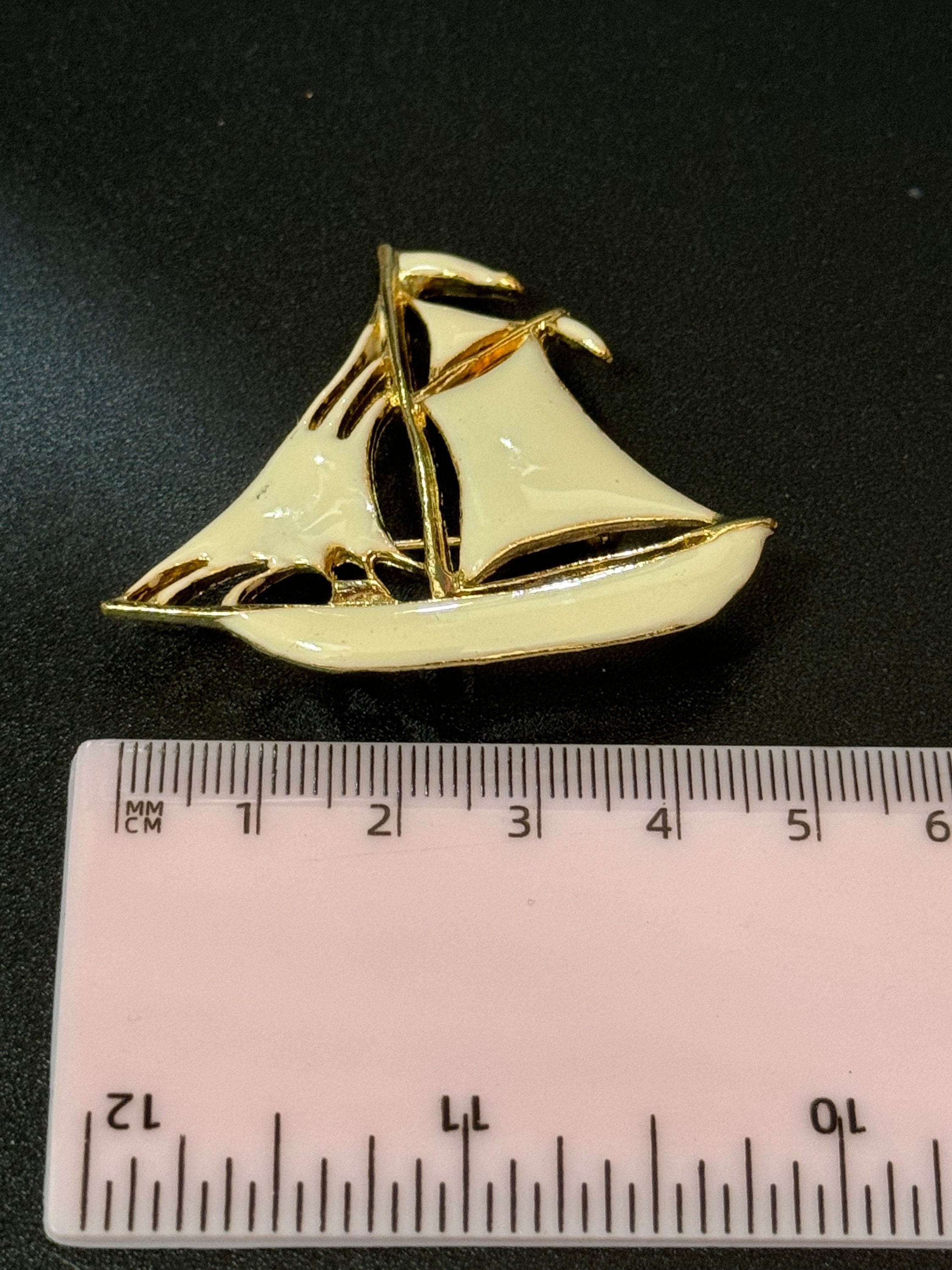True vintage 5cm cream enamel gold tone nautical sailing ship boat yacht brooch pristine old shop stock
