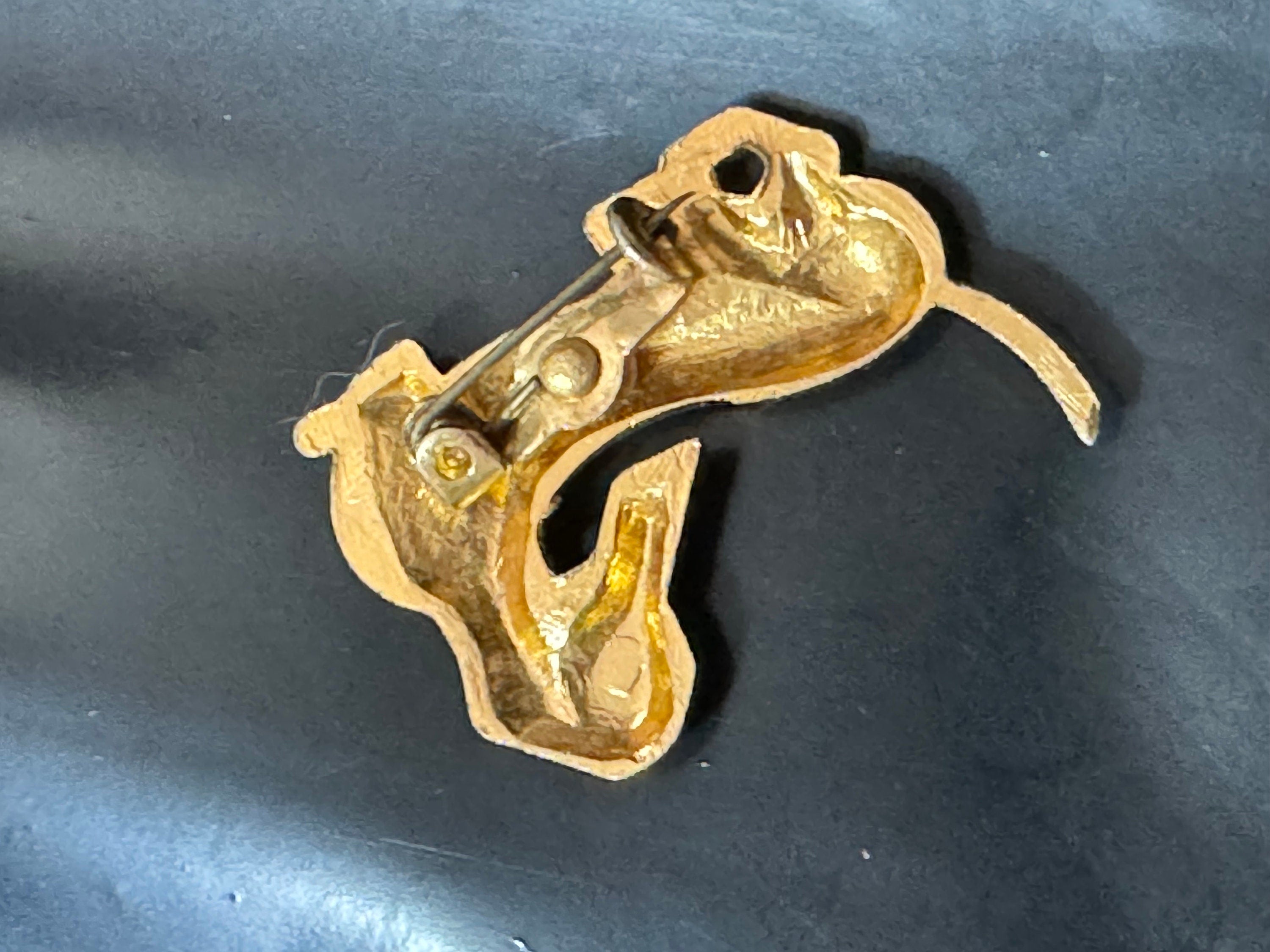 Small vintage dachshund sausage dog brooch Gold Tone