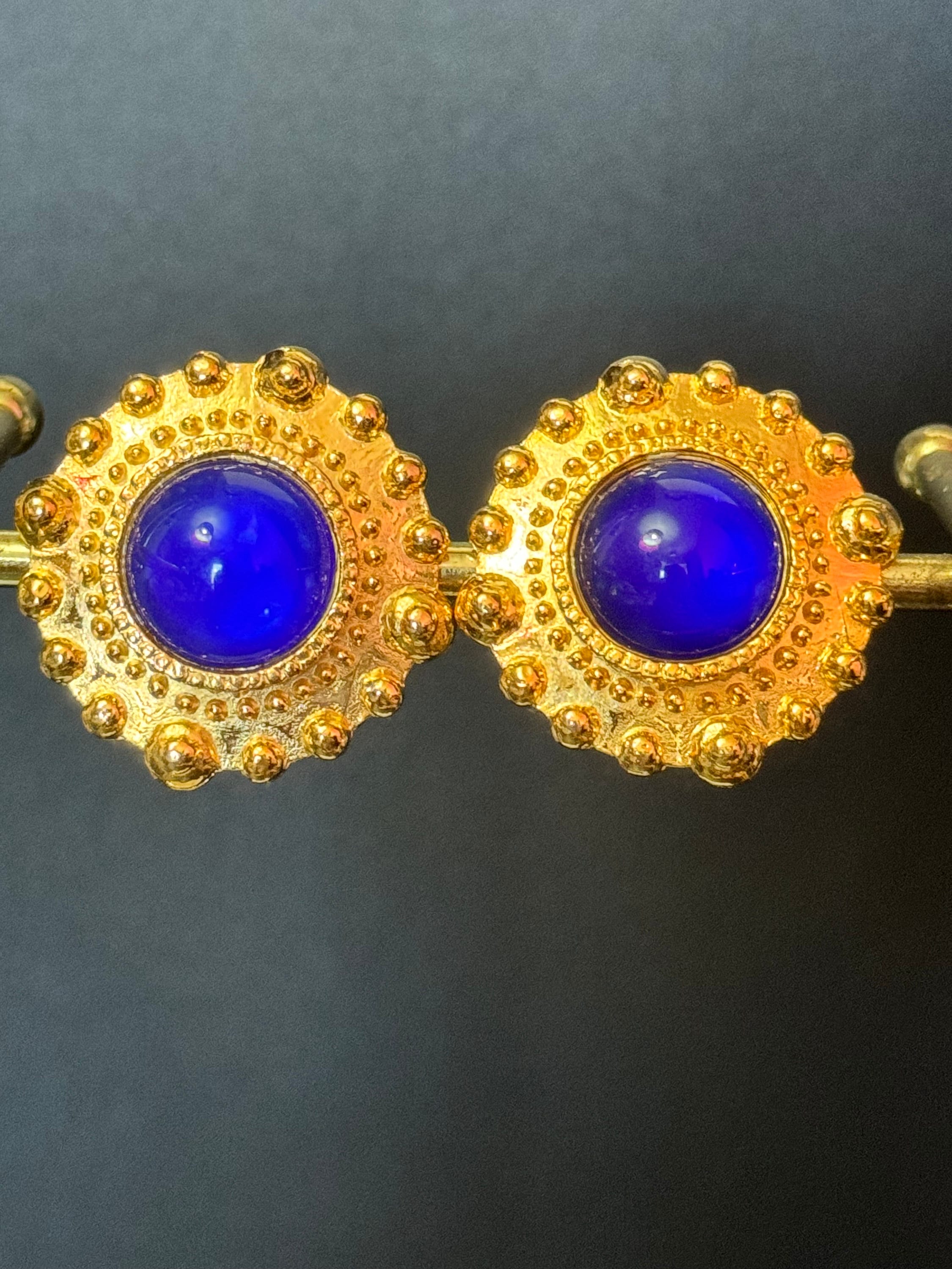 True vintage oversized 4cm Gold tone bright cobalt blue cabochon etruscan round domed clip on earrings 1980s